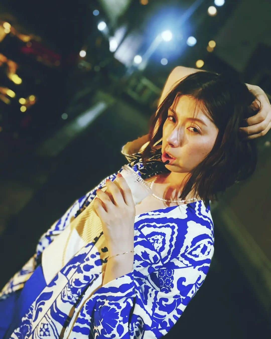 加藤ツバキのインスタグラム：「酔っ払いは時々良い被写体になります😀 程よく力抜けてるのがいいんでしょうか 妖怪へべれけになるまでお酒を飲むと、力が抜けすぎてこの世のものではなくなりますしグニャグニャして撮りづらいです。これぐらいがちょうどいい塩梅🍻  #zaraコーデ #40の夜 #吠えてきた犬に吠え返してやったあの日」