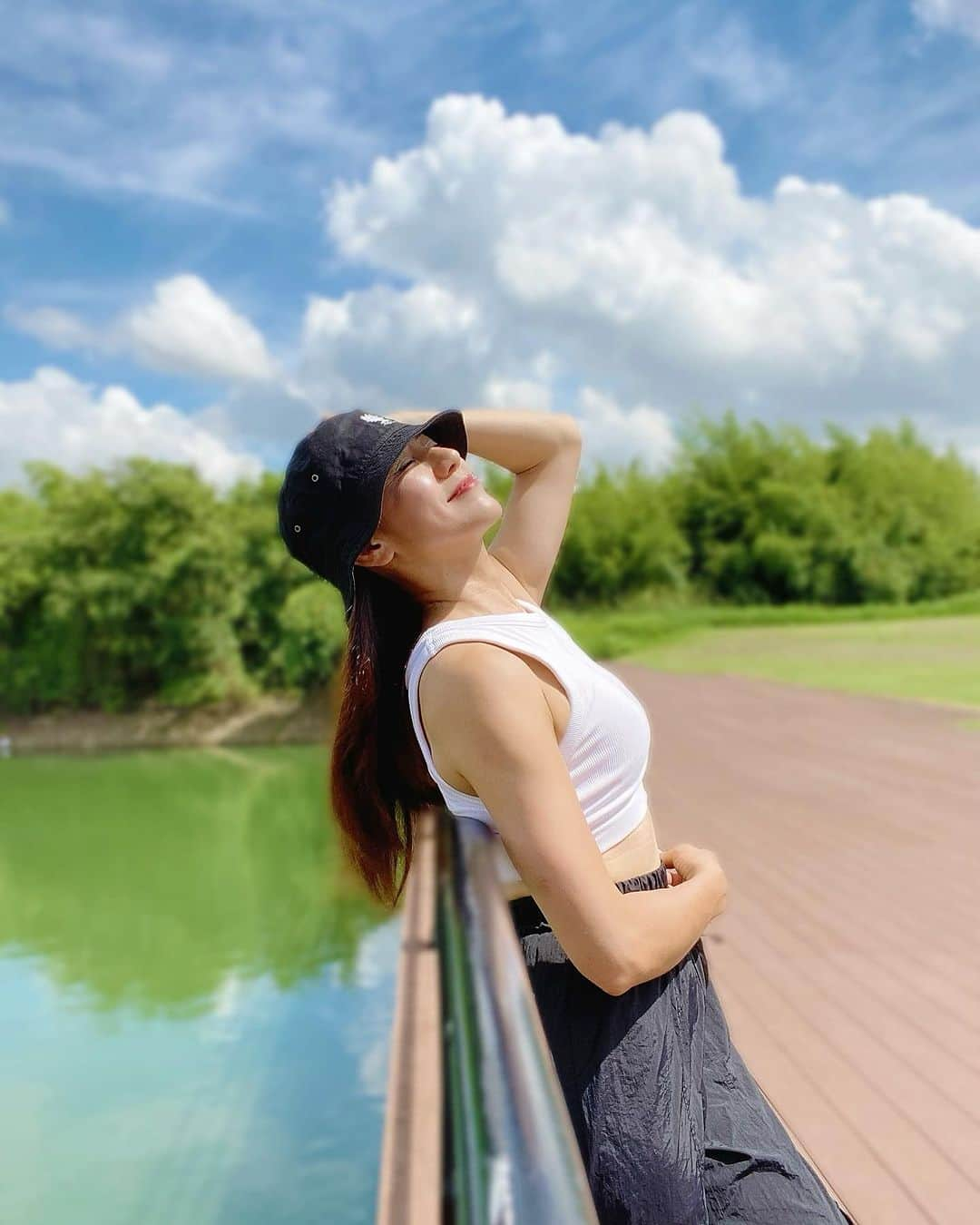 マキさんのインスタグラム写真 - (マキInstagram)「おはようございます😃  今日は久々の雨☔️模様になるみたい。  湿度が高く蒸し暑く感じるので 体調に気をつけて下さいね  キャップ🧢好きだけど、あまり持っていないバケットハット @gifthat  深めに被ったり浅めでもどちらでもお洒落な感じでフロント刺繍がお気に入り‼️ ユニセックスタイプだし、ボーイッシュコーデにもワンピースにも合うデザイン👍  帽子被ると、髪の毛ペタンコになるのが嫌だから、大きめサイズを購入して調整してるよ。  カラバリもたくさんあったから、是非チェックして見てね♪  今日も笑顔で素敵な一日を☺️  いつもいいね👍コメント📝ありがとうございます♥️  PR @gifthat #バケットハット #バケハ #バケハコーデ #バケハ女子 #帽子コーデ #バケハ男子 #帽子コーディネート #ハットコーデ#きのこ#ボーイッシュコーデ#ジム#ワンピースコーデ#アラフィフ女子#笑顔#感謝#ありがとう」8月23日 7時21分 - maki_s0205