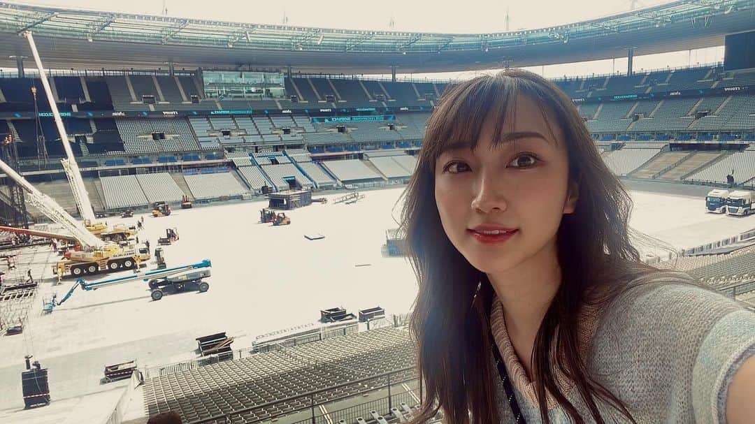 笹木香利のインスタグラム：「Stade de Franceは世界的なコンサート会場でもあります☺︎☺︎  スポーツのオフシーズンには芝を全て剥がして、別の場所(スペインとかって言ってた)で芝を養生して、また張り直すそうです。  芝の養生期間は、まるでサッカーの移籍市場さながらに、良いグラウンドキーパーの引き抜き合戦になるんですって！面白いね！  ラグビーW杯や五輪が控えているから、スタジアムも気合いが入っているとのことでした◎  ということで、スタジアムツアーおなじみの芝ショットが撮れなかったので、コンクリートと重機に乗ったおじさんの動画をどうぞ🤲」