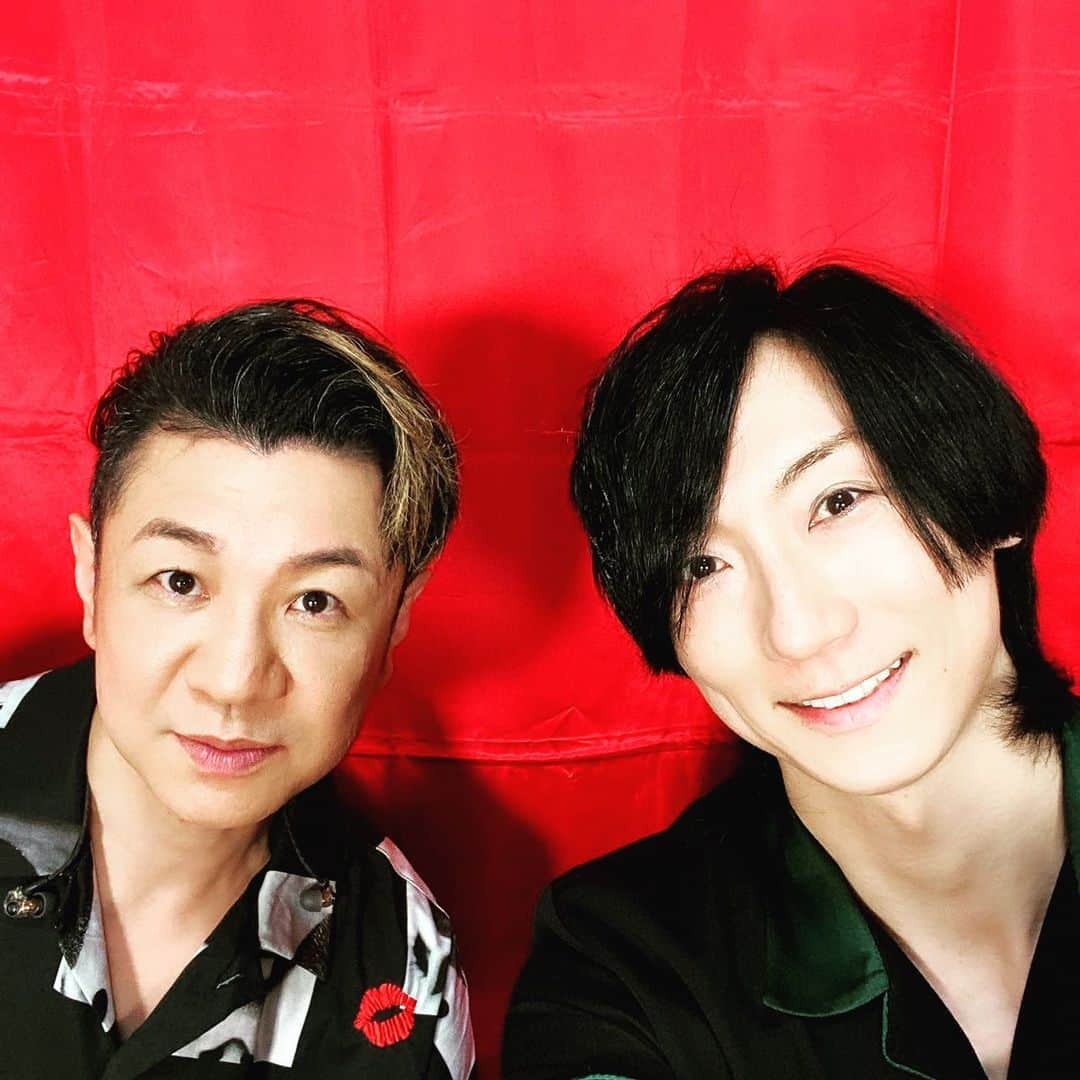 NATCHINさんのインスタグラム写真 - (NATCHINInstagram)「第23回NATCHIN’S MATE(ニコ生フールズメイトチャンネル)にゲスト出演してくれたベーシスト高井淳くん。  Waiveの活動以外に、あちこちサポート現場へ引っ張りだこだし、楽曲提供やプロデュース、ソロ活動もしていて、本当に多才で器用なアーティストだな〜と改めて感じました。  #高井淳  #waive  #ベーシスト  #日本武道館」8月23日 7時43分 - natchin1015