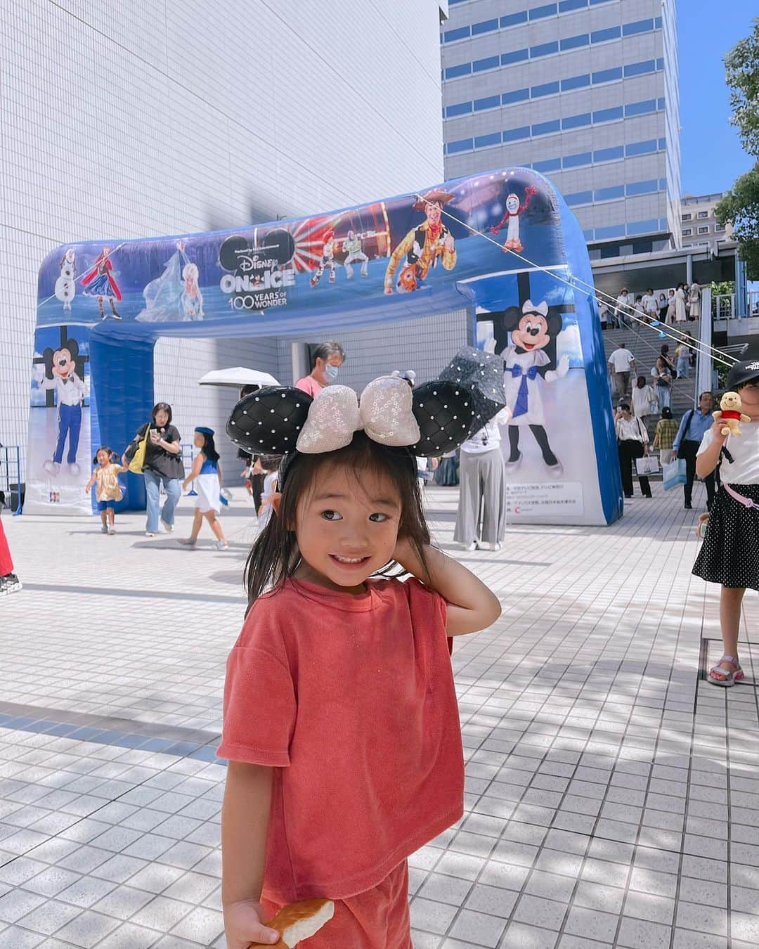 MayaTさんのインスタグラム写真 - (MayaTInstagram)「初Disney on Ice❄️   知っている曲がいっぱい流れて喜んでたよー☺️ ただいつも英語で聞いてるから、ちょっと戸惑ってたけど😂 私はアイススケートできないので、あんな風に滑れたらどんなに気持ちいいのかなーと思いながら見てたよ😌   また機会があったら行きたいな💕  #disneyonice」8月23日 9時00分 - mayat_official