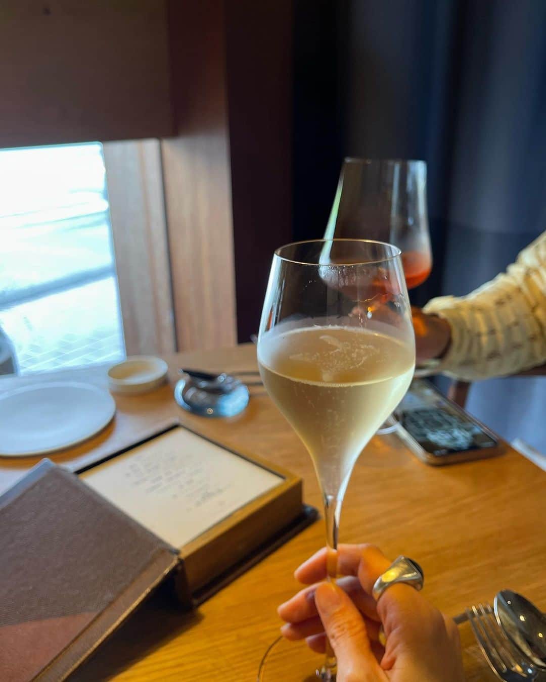 菊井亜希のインスタグラム：「8.22🌻無事に 38歳を迎えました。 メッセージくださった皆さん、 ありがとうございます🥹  今年は夫とふたりで Birthday Lunchに。 2年ぶりの @communico_nara さん。 奈良で大好きなレストランの一つ。 来年には移転してしまうとのことで この機会にお邪魔しました😋  一皿一皿、目がひっくり返るような 美味しさで、柔軟な素材の組み合わせが 光る 芸術的なお料理でした👏🏻 朗報も聞けたし、次なる新天地にも 胸ワク🫶🏻 今後ともよろしくお願いします☺️  その後、誕生日同日に移転オープンした 大阪の @port__store へ。 店舗に伺うのは初めてだったけど こちらも、全信頼をおけるハイセンスな セレクトショップ。 どのアイテムも魅力的すぎて あれよあれよという間に シンデレラタイムは過ぎてしまった🥲 後日メールします💌  ちなみに娘達からは、お手紙と手作りのキーホルダーをもらった❤️モジモジしてた娘は "もう明日まで待てなかったの"と、 まさかの前日にフライングプレゼント😂 そしてトアからも お手紙があるなんて思いもしなかったけど、 折紙に先生に代筆してもらった "いつもありがとう"のメッセージ✍️❤️‍🔥 はいカカ、コレ。って少し照れ臭そうに少しぶっきらぼうに渡してくれた😚🥹 あぁもう男の子なんだなーって 幼児から、少年になっていく残された時間の短さを覚悟してしまった。(手紙はトトとの約束だったらしい)  時が経つにつれて、親子の関わり合い方も兄弟の関係も少しずつ変わってきたり。 三つ子の魂百まで。が本当ならば、 4歳になった息子には 惜しみなく愛情も注いで、向き合ってきたと思う。ならば、 今年は、自分のボリュームを少し上げてみることにしよう！ 私にとって苦手でもあった"継続する"を目標に掲げて、新しい事にもチャレンジしていこうと心に決めた38歳。  相変わらず、健康オタクで食いしん坊な 私ですが、健康である事は、幸福な事だと思って生きてます✊🏻  精神的にも社会的にも、健やかであれるように。 少し傾いたって、修正すればいい。 心軽やかに🧚🏻‍♀️  長くなりましたが、 これからもどうぞお付き合い頂けたら 幸いです🫶🏻 家族共々、よろしくお願い致します☺️」