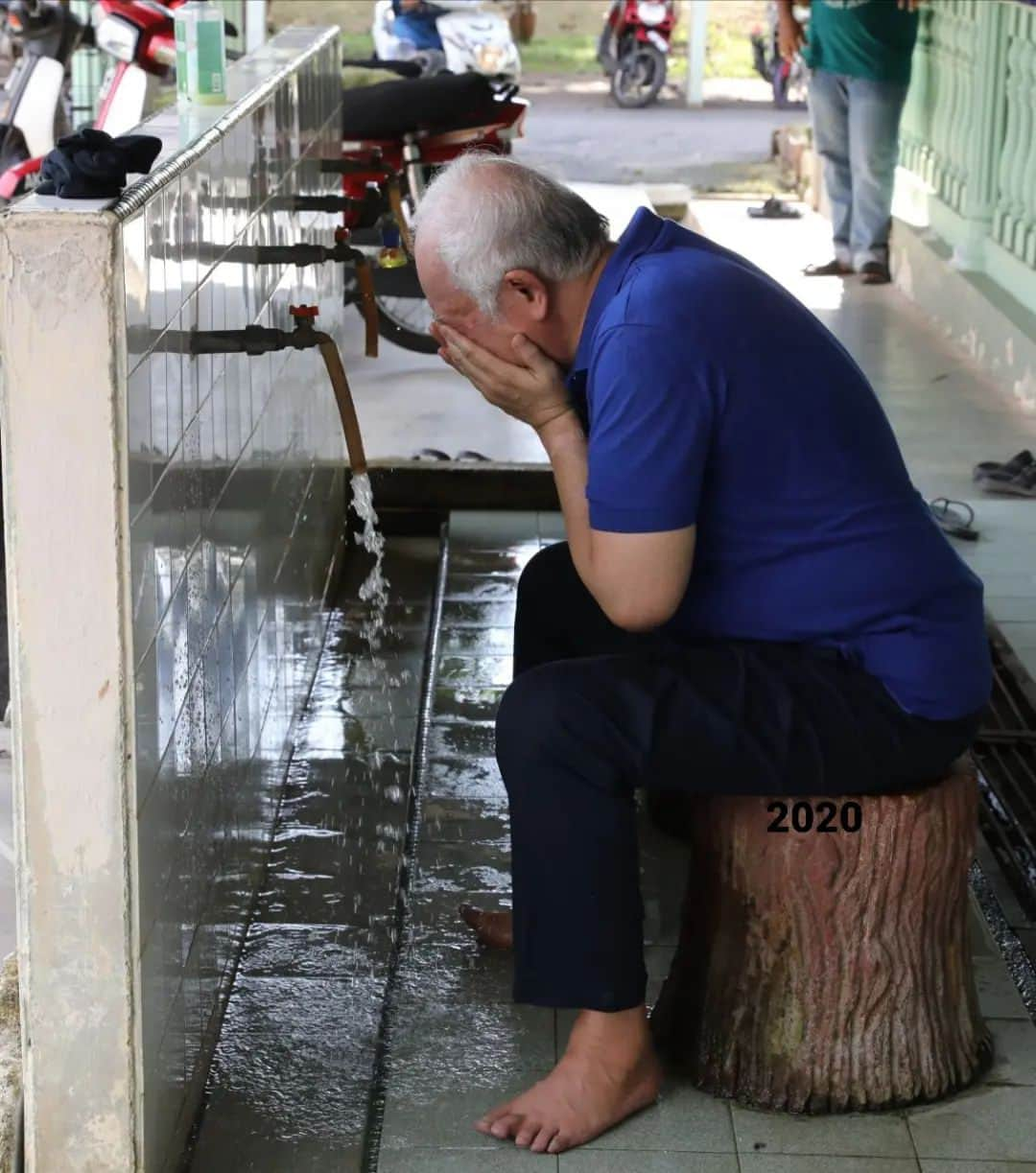 ナジブ・ラザクのインスタグラム：「365 hari telah berlalu pergi Di sebalik tirai besi Beralaskan dinginnya lantai simen  Tikar sejadah menjadi teman Sujud Mengerjakan solat lima waktu Merayu belas kasihanNya meringankan ujian beban Mendoakan ketenangan, kebebasan derita  Di subuh Menanti sinar mentari pagi  Menembusi jendela tirai besi Di waktu senja bertukar malam Hening dan sunyi Mengalunkan Al-Quran  Berzikir dengan hati  Keseorangan. Walaupun tahu Allah sentiasa ada Tidak akan pernah meninggalkan hambaNya」