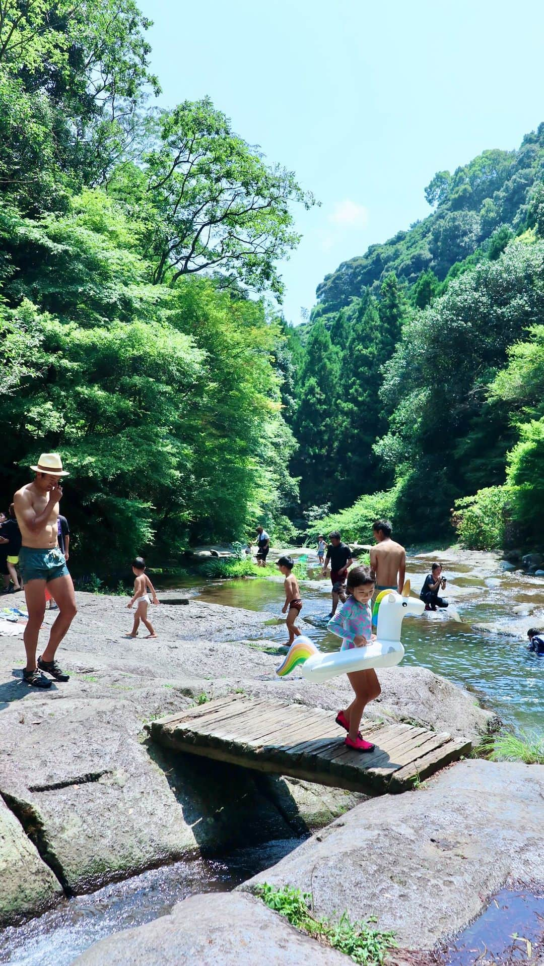 村上萌のインスタグラム：「長崎に来てから、観光本とかじゃなくてGoogleマップで気になる地形を見つけて、そこを画像検索して遊びに行くようになった🕵️ベトベトしないし、長時間いられるし、木陰があるし、川が好き。 流しそうめんを子どもに体験させたい！というDMをいくつかいただきましたが、長崎は結構街から近い山でもやってます🥹🤝   #好奇心のままに」