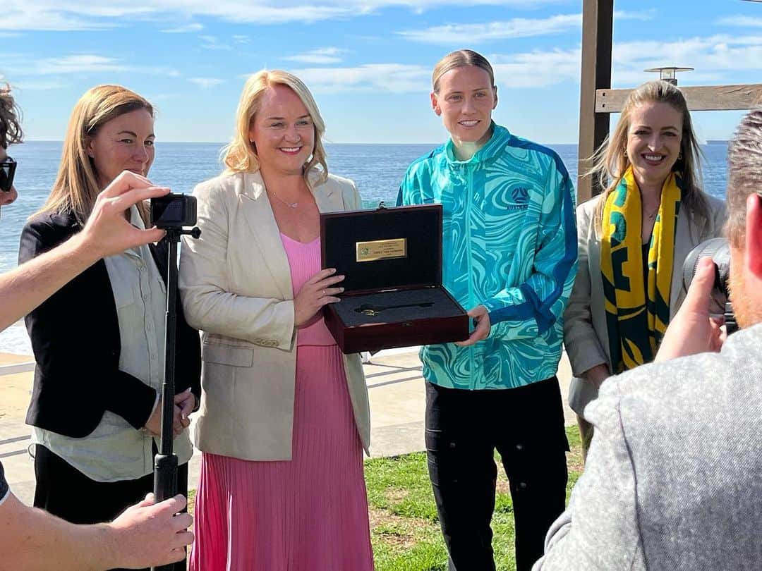 エミリー・バン エグモンドのインスタグラム：「Honoured to represent the city of Newcastle, Thank you 🫶🏼🔑🌊」
