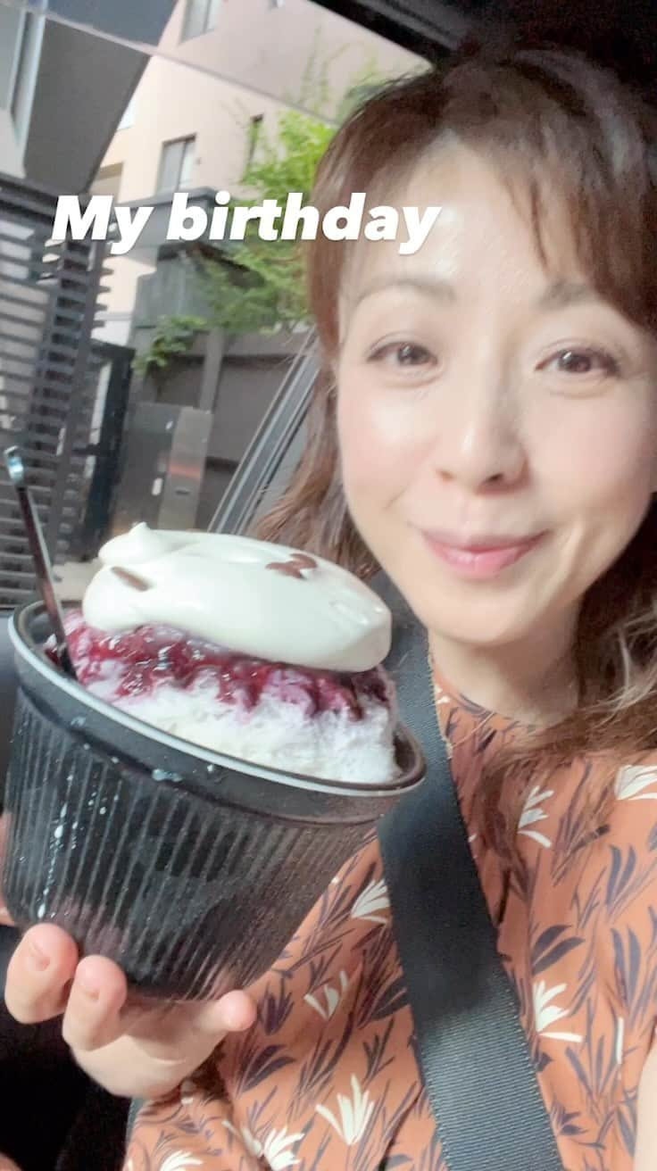 羽野晶紀のインスタグラム：「昨日はお誕生日でした😊 かき氷をテイクアウトする！と朝から宣言してたので、願いが叶い、思わず鼻歌が…🤣🤣🤣ホンマ、適当な55歳🤣🤣GO!GO! 前向きに参りますよ〜❣️ #羽野晶紀　#お誕生日　#テイクアウト　#かき氷　#パンダ　#サカノウエカフェ」