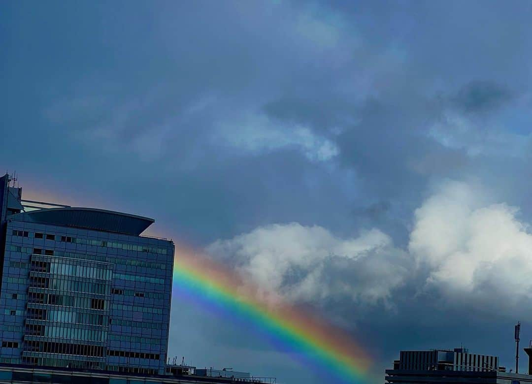 夏木マリのインスタグラム：「#いまそら #rainbow #nagoya #goodvibes  #goodday   おはよう！  今、一瞬虹🌈  よい日にね〜」