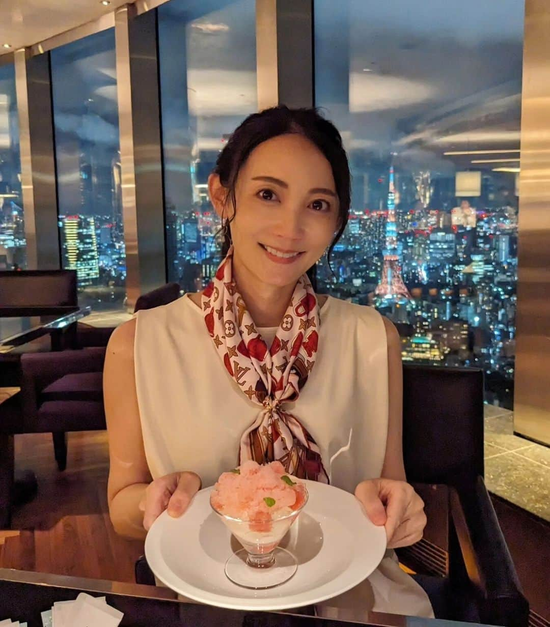 佐々木実季のインスタグラム：「六本木で食事🍴 またベタに東京タワーと🗼笑 美味しくて楽しくて幸せな時間でした✨ 　 ゴルフは暑くて行けていないので、ネタが全然なくてすみません⛳🙏 　 #六本木ディナー #イタリアン #🇮🇹 #ラクッチーナ #六本木ヒルズ #lacucina #東京タワー #夜景 #🗼 #イタリアン好きな人と繋がりたい #roppongi #tokyo #tokyotower #オマール海老と穴子のマリネ #ブカティーニ #ラムチョップのグリル #パンナコッタ #スイカスイーツ #🍉 #スイーツ好きな人と繋がりたい」