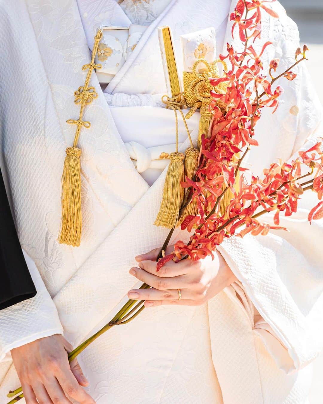 juno_jinjakonさんのインスタグラム写真 - (juno_jinjakonInstagram)「. 和装によく似合う枝ブーケ シンプルで柔らかな動きが、洗練された印象をつくります◎  @juno_jinjakon  伝統の中にもモダンスタイルをプラスし、和装を美しく着こなすためのスタイリングをご提案いたします。  -開催中の神社婚フェアのお知らせ- ⁡ ご来店予約で今なら "セルフフォトウェディング"プレゼント‼︎ ⁡ ■期間 2023年8月31日(木)迄 ※ご予約が満席のお日にちもございます🙇‍♀️ ⁡ ■フェア特典 フェア期間中、JUNO神社婚相談会を ご予約いただいた全ての新郎新婦様へ、 Dressesが手掛けるセルフフォトをプレゼント！ ⁡ 詳しくはプロフィール画面のURLより ご確認くださいませ🍃 ⁡ ■ 開催店舗 JUNO天神本店 ⁡ ■参加特典：セルフフォトウェディング詳細 ・Dressesが厳選したウェディングドレス&タキシードを着用して撮影が可能！（私服でも可） ・簡単なヘアセット、アクセサリーはご準備してあるので手ぶらでもOK！ ・お渡しのデータはその場で5カットプレゼント！ ⁡ さらに、お二人の撮影したお写真をDresses公式Instagramに掲載させていただける方には 撮影の全データをプレゼントさせていただきます。 ⁡ ※JUNO天神本店にて JUNO神社婚ご相談会にご参加後、 後日Dressesブライダルカウンター博多店にて 撮影のご案内をさせていただきます。 ⁡ －－－－－－－－－－－－－－－－－－－－－－－ ⁡ △ご予約方法△ @juno_jinjakon ホーム画面のURL よりお待ちしております。 ⁡ －－－－－－－－－－－－－－－－－－－－－－－ ⁡ お電話でのお問合せ、ご予約は⇩ ☏ 092-262-1107 (定休日:火曜日・水曜日) ⁡ ⁡ #神社挙式#白無垢#色打掛 #プレ花嫁 #家族婚#少人数結婚式 #福岡花嫁#神社婚 #和装ブーケ#枝ブーケ #和装スタイリング#洋髪 #太宰府天満宮#住吉神社#護国神社 #警固神社#香椎宮#宗像大社#竈門神社 #櫛田神社#宮地嶽神社」8月23日 8時18分 - juno_jinjakon