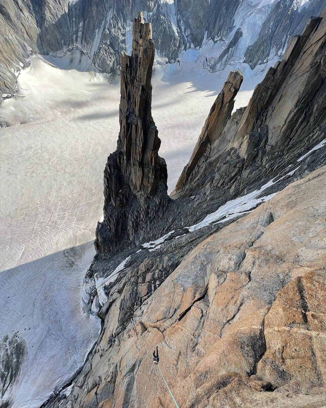 カロリーネ・ジンフーバーさんのインスタグラム写真 - (カロリーネ・ジンフーバーInstagram)「what a weekend 🏔️ didn‘t know what to expect when we 🚠 up to almost 3.500 meters. I‘ve never been that high up yet. I‘ve never slept in a ⛺️ on the glacier yet. And i might have never seen such a beautiful surrounding yet. Super happy that I had no troubles with breathing and everything went well 😮‍💨🙌🏻 Props to @dietmarsinnhuber for leading every. single. pitch. 👽🎖️ 🧗🏼‍♀️ ‚Voyage selon Gulliver‘  @scarpa_at @belmezattitude @frictionlabs @organicclimbing @verivalbio @natureclimbing   #grandcapucin #france #montblanc #climbing #klettern #trad #multipitch #adventure #iloooveit #climbing_pictures_of_instagram #climb #climbinglife」8月22日 23時28分 - karo_sinnhuber