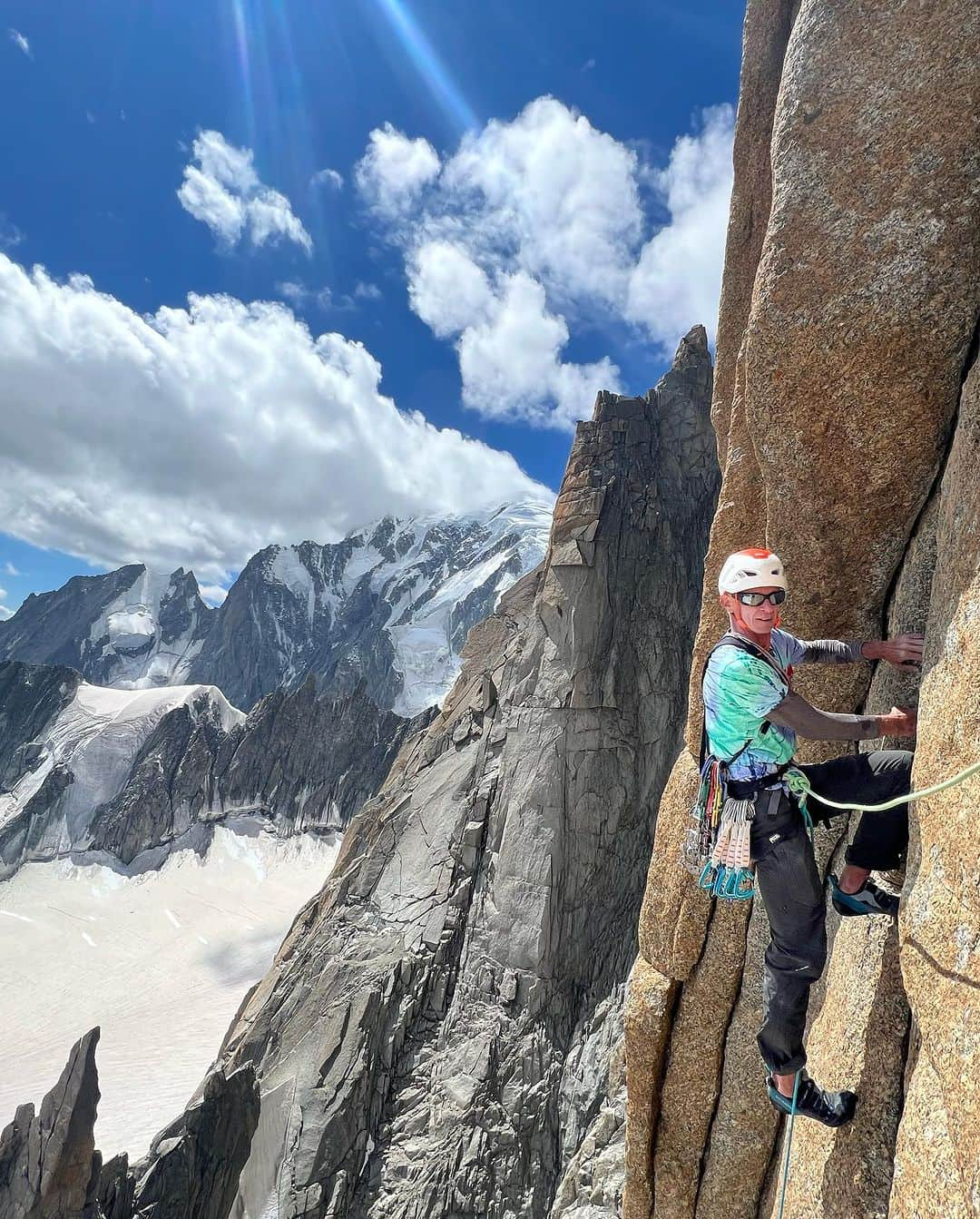 カロリーネ・ジンフーバーさんのインスタグラム写真 - (カロリーネ・ジンフーバーInstagram)「what a weekend 🏔️ didn‘t know what to expect when we 🚠 up to almost 3.500 meters. I‘ve never been that high up yet. I‘ve never slept in a ⛺️ on the glacier yet. And i might have never seen such a beautiful surrounding yet. Super happy that I had no troubles with breathing and everything went well 😮‍💨🙌🏻 Props to @dietmarsinnhuber for leading every. single. pitch. 👽🎖️ 🧗🏼‍♀️ ‚Voyage selon Gulliver‘  @scarpa_at @belmezattitude @frictionlabs @organicclimbing @verivalbio @natureclimbing   #grandcapucin #france #montblanc #climbing #klettern #trad #multipitch #adventure #iloooveit #climbing_pictures_of_instagram #climb #climbinglife」8月22日 23時28分 - karo_sinnhuber