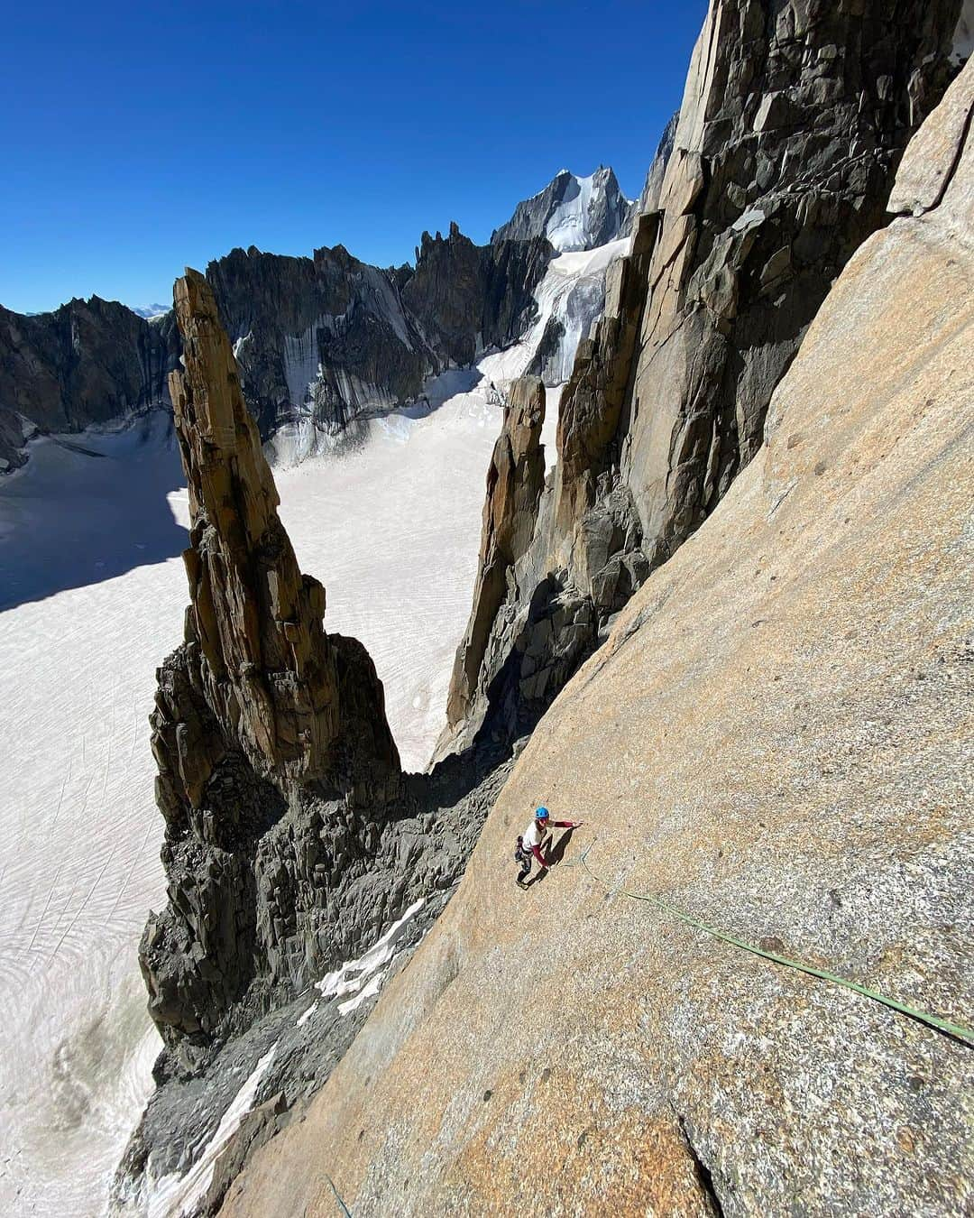 カロリーネ・ジンフーバーのインスタグラム：「what a weekend 🏔️ didn‘t know what to expect when we 🚠 up to almost 3.500 meters. I‘ve never been that high up yet. I‘ve never slept in a ⛺️ on the glacier yet. And i might have never seen such a beautiful surrounding yet. Super happy that I had no troubles with breathing and everything went well 😮‍💨🙌🏻 Props to @dietmarsinnhuber for leading every. single. pitch. 👽🎖️ 🧗🏼‍♀️ ‚Voyage selon Gulliver‘  @scarpa_at @belmezattitude @frictionlabs @organicclimbing @verivalbio @natureclimbing   #grandcapucin #france #montblanc #climbing #klettern #trad #multipitch #adventure #iloooveit #climbing_pictures_of_instagram #climb #climbinglife」