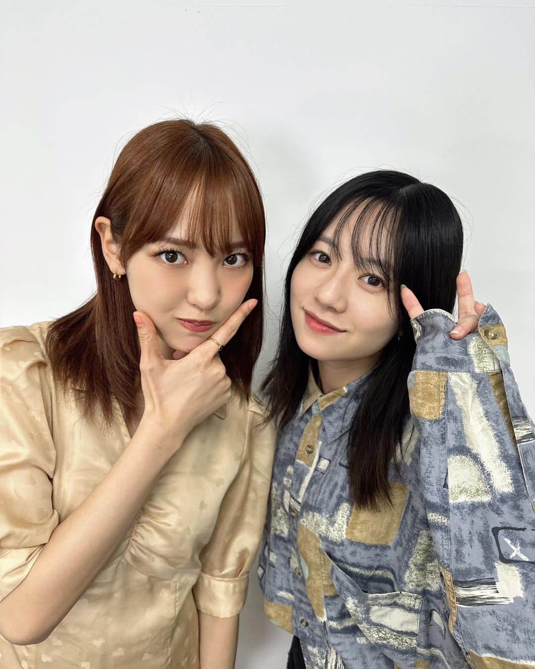 飯窪春菜のインスタグラム：「🫶🏻  伊藤萌々香ちゃんのファンクラブ配信にゲスト出演させて頂きましたー☺️ ワイワイゆるゆるお喋りしてあっという間の時間で楽しかったです🫶🏻  よくももてぃんとは会ってるけどお互い写真撮る癖が無くてSNSに書くことが無い🤣 今後、もう少し意識しますね！笑  ももてぃんまたねーーーーーー😉💓  #イエベとブルベを体現し過ぎてる2人」