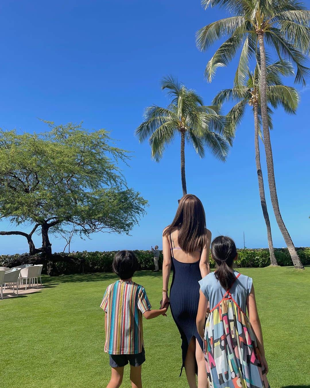 堀江直美さんのインスタグラム写真 - (堀江直美Instagram)「初めてのHawaiiで泊まった場所.  そこに漂う全ての空気感がすき 🤍  #Hawaii#ハワイ#ハワイ旅行#子連れハワイ#Hawaiitrip#家族旅行#ハワイホテル#hawaiihotel#ハレクラニ#halekulani#halekulanihotel#家族写真##family#familyphotography #子連れ旅行#子連れ海外#hn✈️trip#HIAND#ハイアンド#hnhiand#hnbFashion」8月22日 23時20分 - naomiiiiiiiiiiii