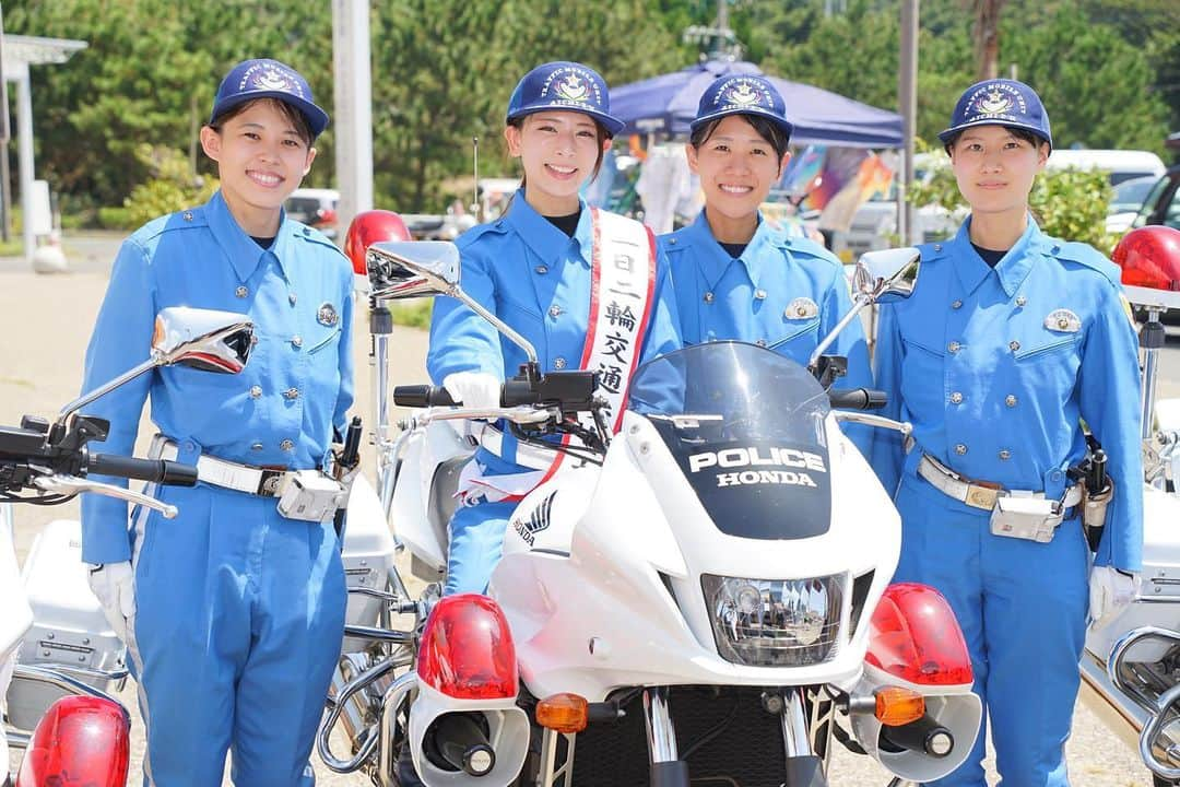 葉月美優さんのインスタグラム写真 - (葉月美優Instagram)「❥8/19 #バイクの日 は、愛知県 田原市 で "一日二輪交通安全大使"をさせていただきました。  大好きな田原市 渥美半島で、このような活動ができて幸せです💕  田原警察署内はとても明るくて仲良くてびっくり！ 本当に明るくて笑顔が多く、みなさんわざわざ作業を止めて振り向いて笑顔で挨拶してくださるのが印象的でした。  田原市の住民は良い方々なのでね〜と仰っていて、やっぱり地域の色なんだなと実感しました。  イベントでは女性白バイ隊員さんが3名も一緒に活動してくださり、みなさんすごく優しくて、やっぱり笑顔が多くて可愛くて、めちゃくちゃ推しになりました。もちろん男性の方もとっても優しくて素敵な方々でした！  こんなに可愛いのに、やってることはかっこよくて本当に尊敬。  愛知県警のみなさんのお話を聞いて 私も、より交通安全意識が高まりました。  みなさん、心に余裕を持って車もバイクも運転しましょう♫私も更に心がけていきたいと思います。  長くなるので詳しくは、webオートバイにしたいと思ってます。  写真はちょこちょこ載せていきます✌  #バイクのある風景 #バイク女子 #愛知県警 #交通機動隊 #白バイ隊員 #白バイ #パトカー #愛知県観光 #田原市 #渥美半島 #交通安全 #交通安全大使 #バイク女子フォト #ご安全に #バイクイベント #あかばねロコステーション #ツーリング #モトブログ #バイクのある生活 #バイクのある景色 #バイク乗り #大型バイク女子 #cb1300 #愛知イベント #バイクファッション #バイクカスタム #ホンダバイク #バイク好きと繋がりたい #819の日」8月22日 23時20分 - miu_haduki