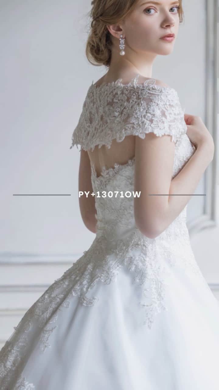 yumikatsuraのインスタグラム：「PY+13071OW タイムレスドレスとしてホテルウエディングを望む花嫁たちに大人気のプリンセスラインのドレス♡ 長い人気の秘密はスタイルアップ効果バッグンのデザインだから。チュール素材の土台にシルバーコードの刺繍をウエストに向かい上半身は両脇に、スカート部分はのぼり柄に配することで、視覚効果が生まれ、ウエストを更にほっそりと印象付けてくれる魅力的なドレスです。オフショルダーのケープ風の袖は取り外しが効くので挙式と披露宴でのイメージチェンジも可能。共レースを施したマリアベールで高貴な印象を。  #ウェディングドレス #ウェディングドレス試着 #ユミカツラ #運命のドレス」