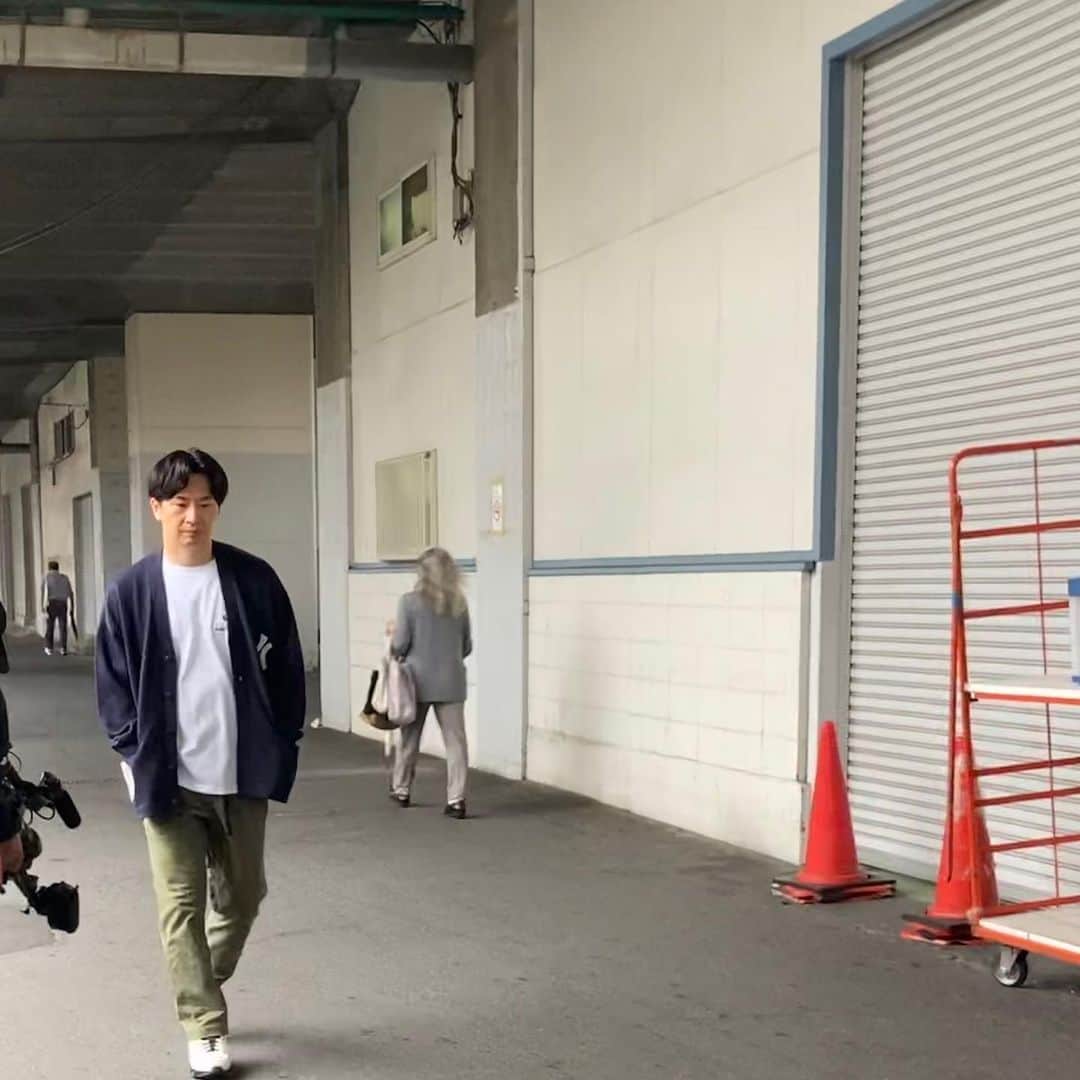 若林正恭 著書「表参道のセレブ犬とカバーニャ要塞の野良犬」のインスタグラム：「#NETFLIX #lighthouse #1の時の写真 これ撮ったの去年の10月 10ヶ月前の自分はこんなこと考えてたのかそういえば考えてたなとか 星野さん以外にこんな話聞いてくれる人地球上にいなかっただろうなとか とにもかくにも みなさま よければLET’S roll LIGHT HOUSEしてください 高架下本当綺麗になったよな 高校の時よく夜居た公園#4の最後に一瞬だけ映ってた」