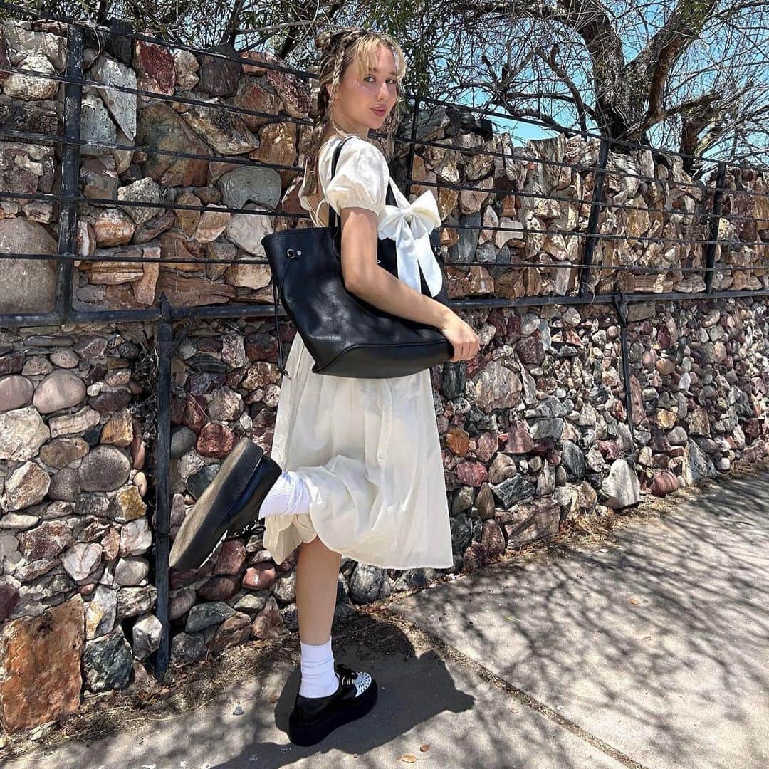 ジョージコックスさんのインスタグラム写真 - (ジョージコックスInstagram)「@tessagoetz wearing Skipton in black and white ready for the late summer days 🖤🤍  #georgecox」8月22日 23時25分 - georgecoxfootwear