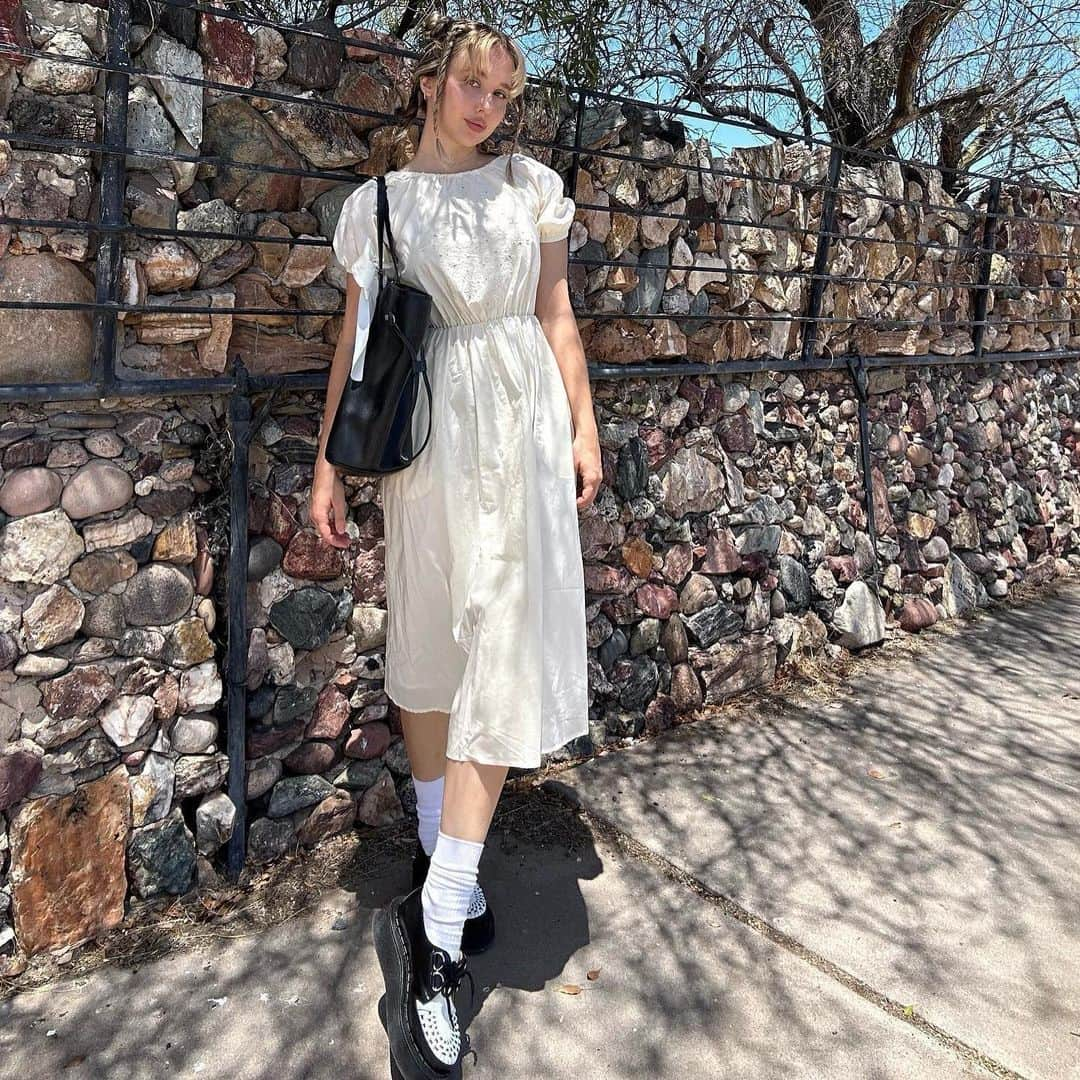 ジョージコックスのインスタグラム：「@tessagoetz wearing Skipton in black and white ready for the late summer days 🖤🤍  #georgecox」