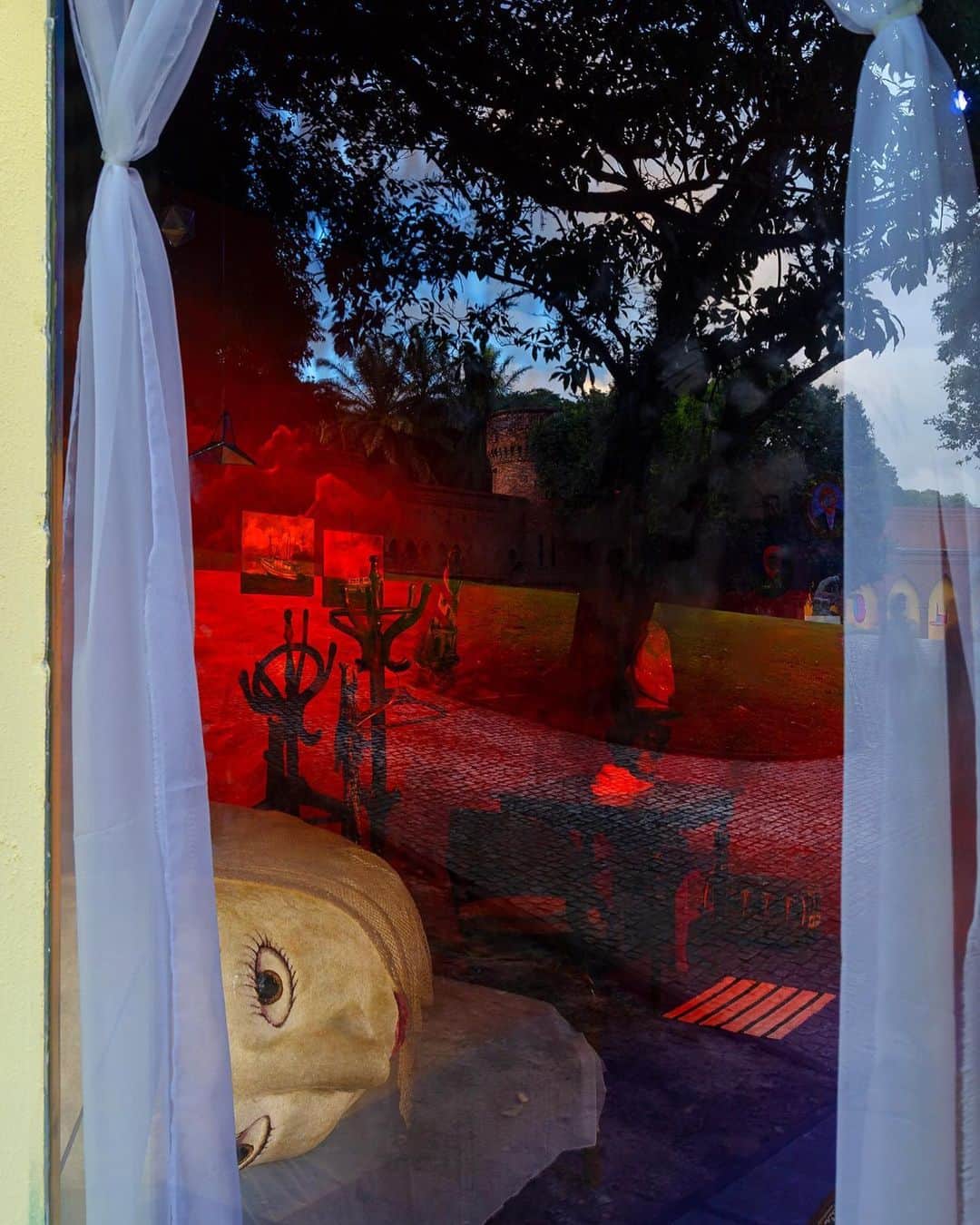 osgemeosさんのインスタグラム写真 - (osgemeosInstagram)「A Casa da Lua no @institutorb  Exposição #nossossegredos #themoonhouse」8月22日 23時29分 - osgemeos