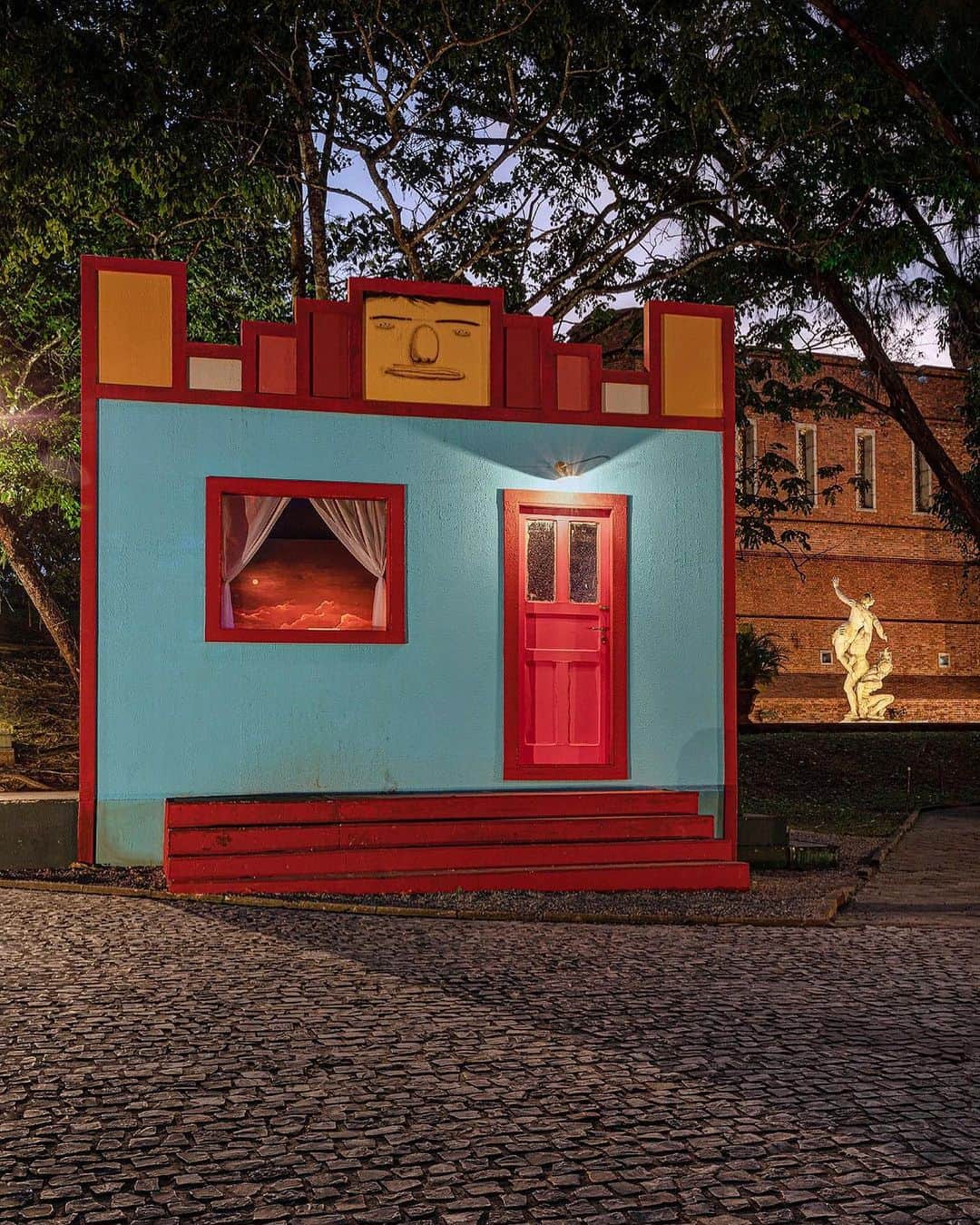 osgemeosのインスタグラム：「A Casa da Lua no @institutorb  Exposição #nossossegredos #themoonhouse」