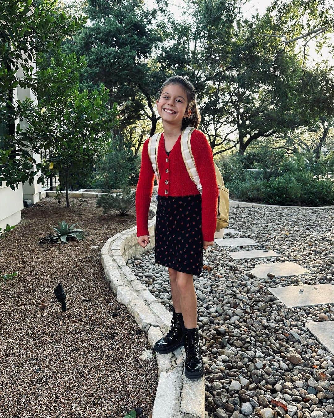 オデット・アナブルのインスタグラム：「And just like that we’ve got a second grader. She’s giving Dionne Clueless vibes 🫶🏽✌🏽♥️」