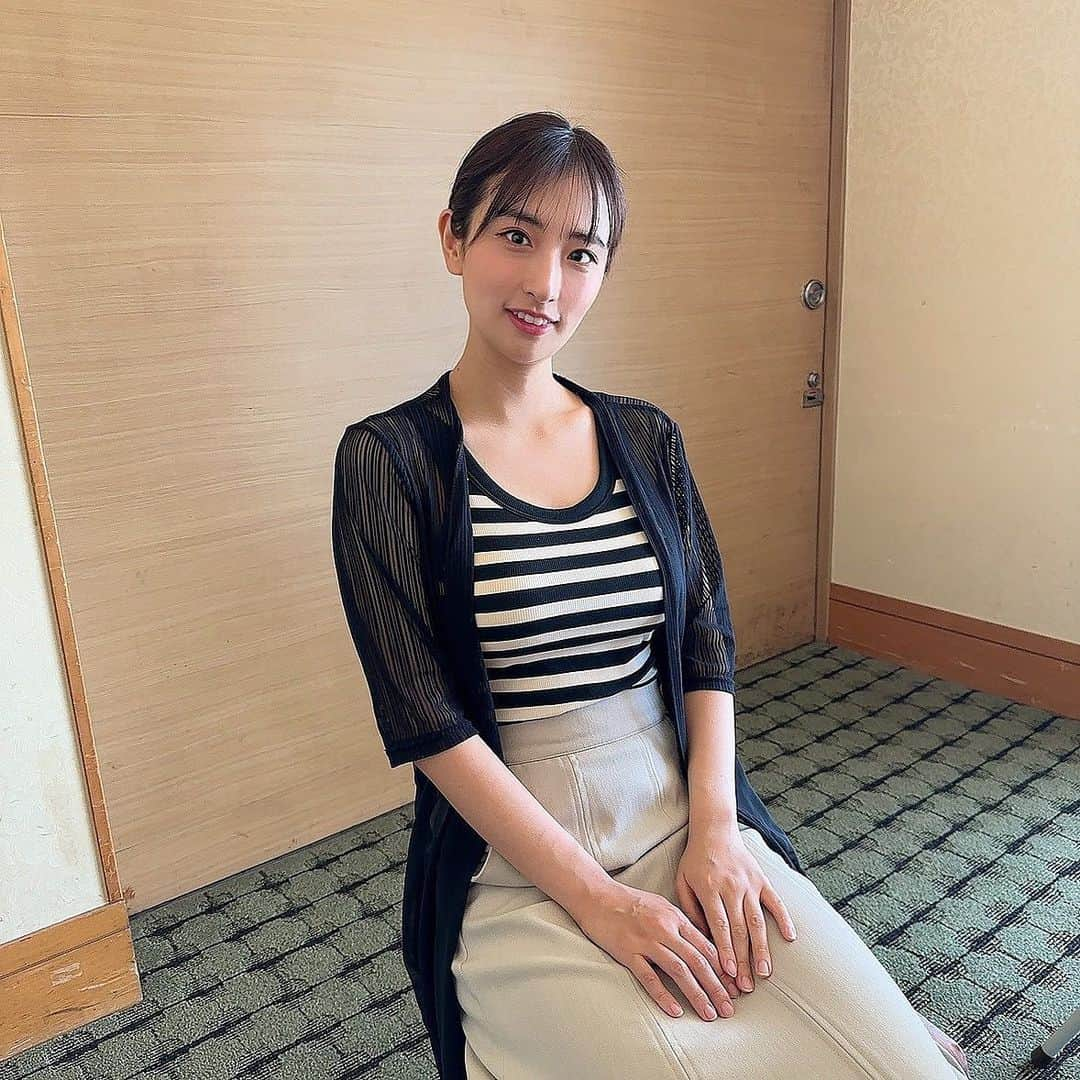 井口眞緒さんのインスタグラム写真 - (井口眞緒Instagram)「産後7ヶ月目にして49キロに到達して、着れる服のレパートリーが増えてきてとても嬉しいです！ ノースリーブも着れるようになって、腕は産前より細いんじゃないかと思ってます✨  しかし、体重的には産前と同じくらいなんだけど、 授乳で胸が肥大化してて、まだ細身のワンピースを着ると腕が上がりづらかったり胸のとこのボタンがキツかったりします🥺 昔は大きい胸に憧れてたけど、いざ肥大化してみると小さい方がよかったなと思いました笑  今回着用してるいるものは小さく見せるキャミソールなのですが、 産後すぐからずっと @veimia_japan さんの授乳用ブラを愛用しています♡ 授乳しやすくて、しっかりホールドもしてくれるのでとても助かりました、、、  この小さく見えるキャミソールもしっかりホールドしてくれて小さく見せてくれるので、薄着でも着やすくて動きやすくて便利です！  コルセットも産後はつけるように意識しました！ コルセットつけると無理かな？って思ってるスカートも入るので 産後は手放せない存在になってます 体重戻った今も、まだ骨盤が開いてる感じがするので意識してつけてます٩(^‿^)۶  結婚式まであと4ヶ月なので、ラストスパート頑張ります！ 目標は45〜46キロ💨」8月23日 10時00分 - iguchi.mao