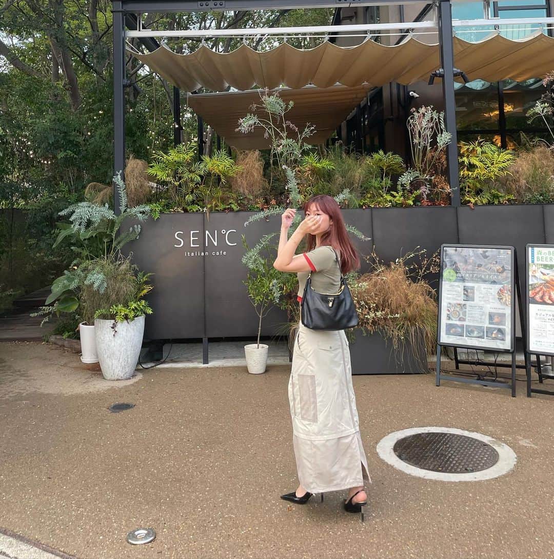サキのインスタグラム：「この日は歩かんって分かってたからヒール履いたっ〜🚘普段ヒールあんまはかんから友達にも驚かれたyo😃  それから誕生日に🧸からもらったnewbag早速愛用中〜可愛い〜ARIGATOU😨🩵  もうゆうてる間に8月も終わりそうやけど最近また暑さ尋常じゃなさすぎて昼間歩くのこわなってきたで。みんな体調崩さぬようにねえ〜おやすみ〜😉  tops @beedenofficial  skirt @matinkim_seoul  bag @louisvuitton  heel @charleskeith_jp」