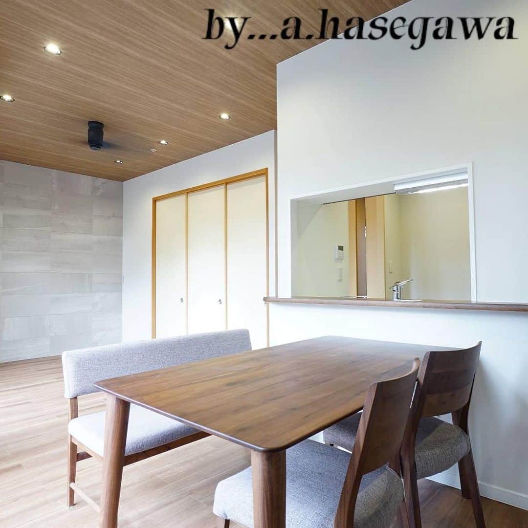 設計室 匠建枚方のインスタグラム：「今回はマンションリフォームのご紹介です❗️  木目の天井クロスに、 シーリングファンがとても似合いますね✨  吹き抜け空間や、高天井でなくてもシーリングファンの設置は可能です✌️  今回ご覧いただけなかったBefore→Afterも含め、まだまだ見どころがございますので、Instagram投稿もチェックしていてくださいね🎶  匠建枚方は注文住宅専門の工務店。 モデルハウスの見学をご希望の方は、 TEL-0120850515 までご連絡ください。 詳しくはプロフィール欄から 当社ウェブサイトをCHECK⏩     #匠建枚方 #注文住宅 #注文建築 #LIXIL #チェリー #エコカラット #ストーングレース #マンション #マイホーム #マイホーム計画 #家づくり #暮らし #新築 #リフォーム #工務店 #枚方工務店 #枚方 #枚方市 #設計 #設計事務所 #大阪 #京都 #skhAH」