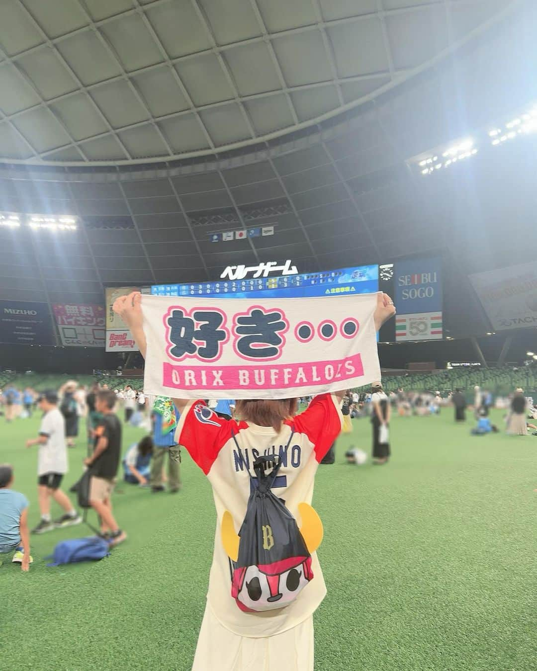 大岩根綾奈さんのインスタグラム写真 - (大岩根綾奈Instagram)「ベルーナドームでおりほー！⚾️  今日は電車が落雷の影響で止まっちゃって30分位遅刻しちゃったんですけど（駅員さん方々作業お疲れ様でした🙏）現地に着いたら３点ちょうど入ったタイミングでめちゃくちゃラッキーDAYでした😍  ワゲスパック投手の今季1勝目も見れたし、森友哉選手の1000試合の日だったし色々とめでたかったです🥳🎉㊗️  ワゲスパック投手の日本語キュートだった🤭  それから球場は夏休み中のユニフォーム着たちびっ子が沢山見に来てて癒されました✨将来のスーパースターがここから生まれるのか！とか思うとワクワクしちゃいますね👶  今日はバタバタしてて球場飯を食べることが出来なかったので次回またリベンジ！  そして大好きな本間多恵さん（@taehonma ）と久々の観戦でした✌️ 私達好きなものが一緒で誕生日も1日違いで出会った日から勝手に運命感じて仲良くさせて貰ってる💚相変わらず多恵さんと話してるとスポーツマンってかっこいい！って大尊敬するし元気もらえる✨多恵さんいつもありがとう♡  シーズンも残り試合少なくなってきましたが 選手の皆さんファンの皆さん引き続き怪我なく💪🔥  #bs2023  #オリックス  #オリックスバファローズ  #おりほー  #オリ姫  #野球  #野球観戦  #野球女子  #ベルーナドーム #開幕戦 #西野真弘 #選手 #タオル #無くした  #苦い  #思い出 #笑」8月22日 23時38分 - ooiwaneayana