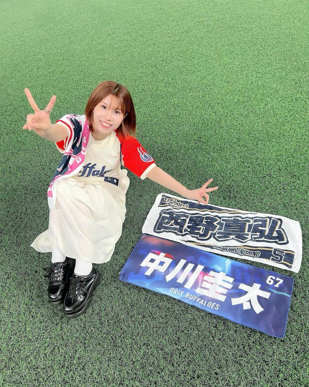 大岩根綾奈さんのインスタグラム写真 - (大岩根綾奈Instagram)「ベルーナドームでおりほー！⚾️  今日は電車が落雷の影響で止まっちゃって30分位遅刻しちゃったんですけど（駅員さん方々作業お疲れ様でした🙏）現地に着いたら３点ちょうど入ったタイミングでめちゃくちゃラッキーDAYでした😍  ワゲスパック投手の今季1勝目も見れたし、森友哉選手の1000試合の日だったし色々とめでたかったです🥳🎉㊗️  ワゲスパック投手の日本語キュートだった🤭  それから球場は夏休み中のユニフォーム着たちびっ子が沢山見に来てて癒されました✨将来のスーパースターがここから生まれるのか！とか思うとワクワクしちゃいますね👶  今日はバタバタしてて球場飯を食べることが出来なかったので次回またリベンジ！  そして大好きな本間多恵さん（@taehonma ）と久々の観戦でした✌️ 私達好きなものが一緒で誕生日も1日違いで出会った日から勝手に運命感じて仲良くさせて貰ってる💚相変わらず多恵さんと話してるとスポーツマンってかっこいい！って大尊敬するし元気もらえる✨多恵さんいつもありがとう♡  シーズンも残り試合少なくなってきましたが 選手の皆さんファンの皆さん引き続き怪我なく💪🔥  #bs2023  #オリックス  #オリックスバファローズ  #おりほー  #オリ姫  #野球  #野球観戦  #野球女子  #ベルーナドーム #開幕戦 #西野真弘 #選手 #タオル #無くした  #苦い  #思い出 #笑」8月22日 23時38分 - ooiwaneayana