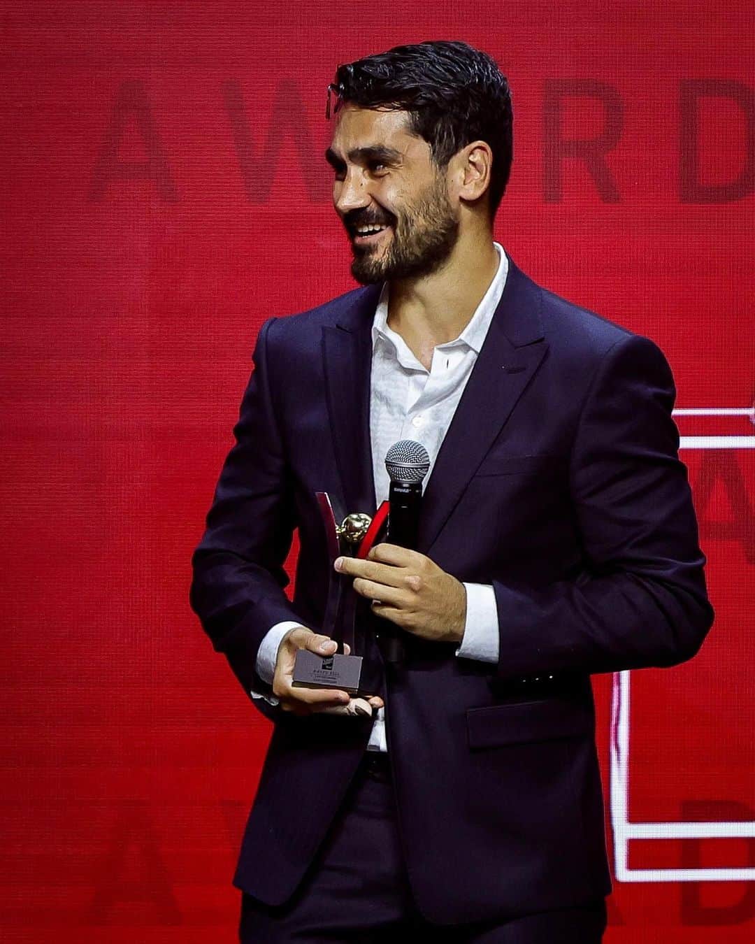 イルカイ・ギュンドアンのインスタグラム：「Very happy and proud to have been named Star of the Year at the @sport_bild awards! 🙏🏼  Congrats to all the other winners and thank you for a great evening - always nice to see familiar faces!」