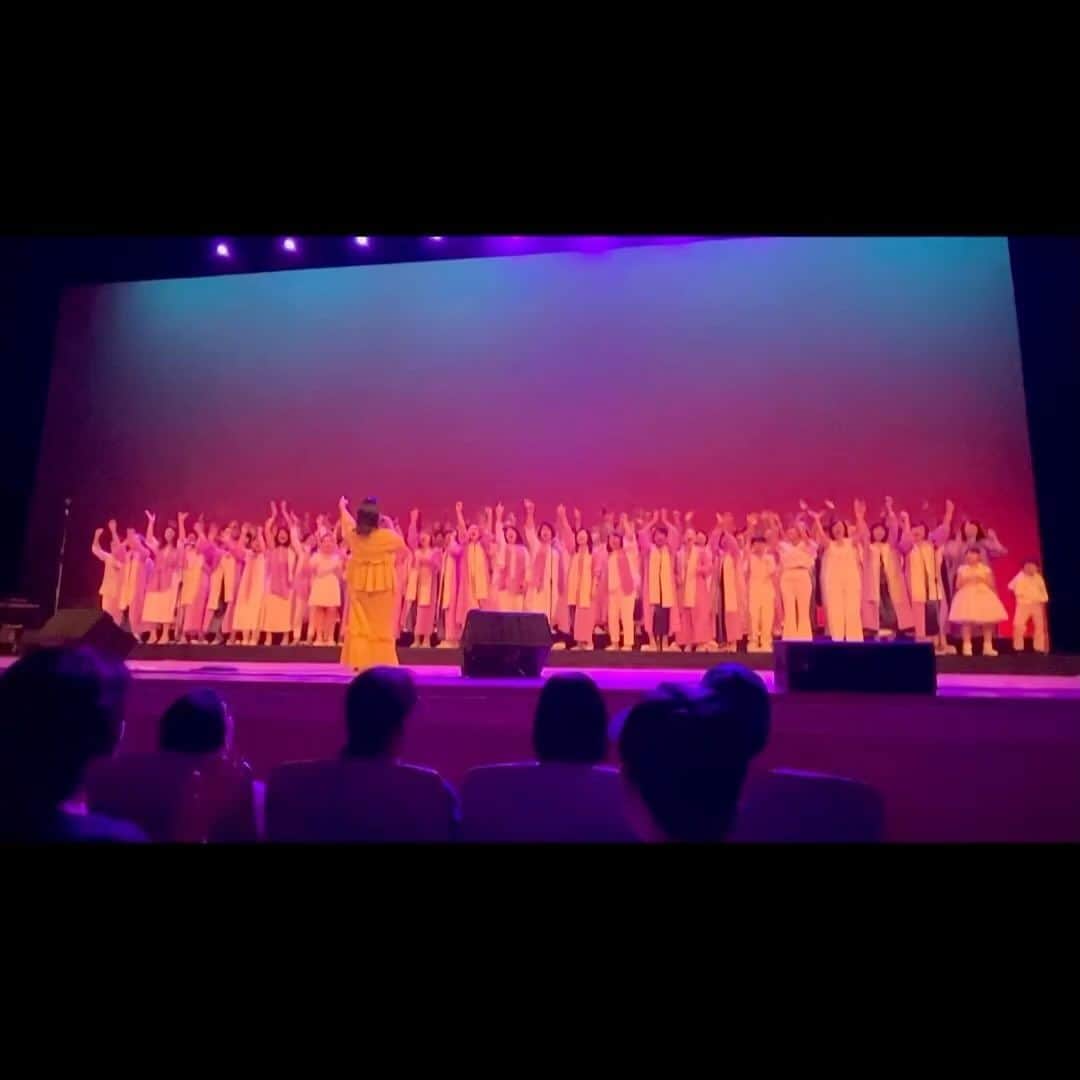 のインスタグラム：「横濱ゴスペル祭　TiA's Choir ✨💛スーパーダイジェスト✨💜  ★一曲目「Do You Know Him」 14歳の歌姫 リードソロ/ 加藤礼愛ちゃん @katoleia445592   ★二曲目「幸せなら手をたたこうTiA's Choir ver.」 11歳の歌姫 リードソロ/ 鈴木莉愛ちゃん　@leahann0324 Leahちゃんママ、動画をありがとうございました！！」