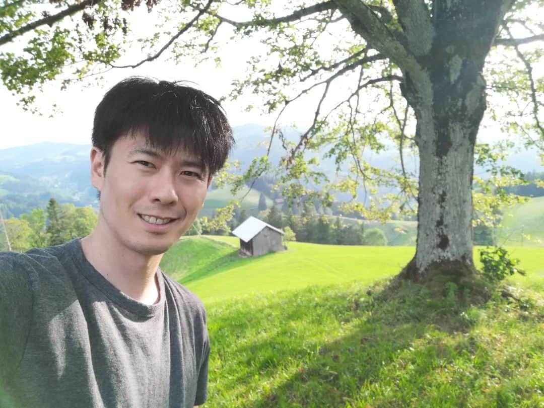福間洸太朗のインスタグラム：「Souvenirs in the Switzerland I was invited to a friend's lodge in Hörnli, mountain near Zürich, where I was allowed to practice piano the whole night. It was so beautiful and inspiring!! 🤩  #hörnli #Switzerland #schweiz  #Suisse #mountain  #Montagne #berge」