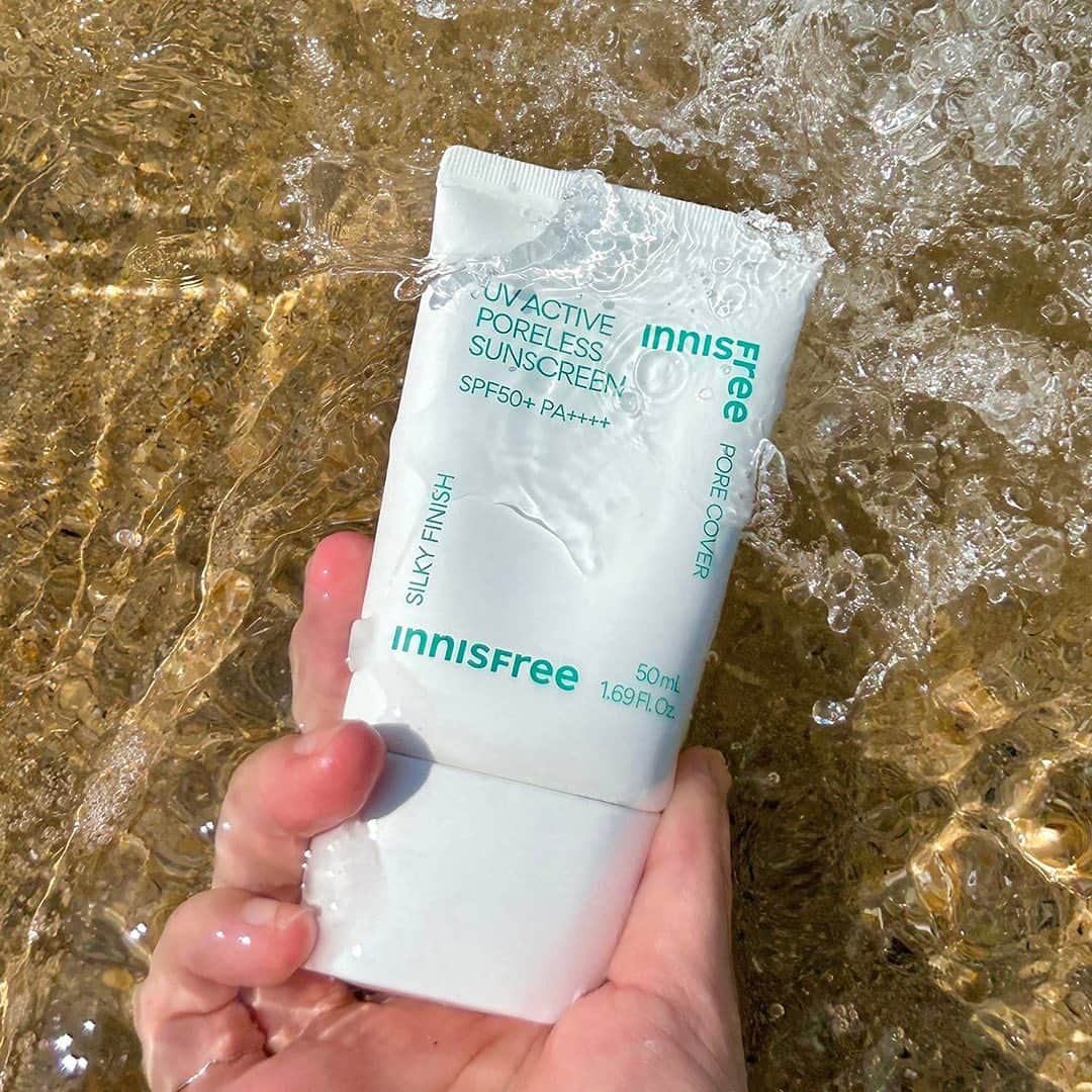 innisfree official (이니스프리) さんのインスタグラム写真 - (innisfree official (이니스프리) Instagram)「ㅤ Green Wave🌊  늦여름의 푸른 파도를 만나러 양양으로 떠난 이니스프리 X 데이즈데이즈의 서핑 스케치  밀려드는 파도 속에 풍덩 빠지더라도👌🏻 코랄리프 프렌들리 포뮬러인  #포어리스선스크린  페트병을 재활용한 소재로 지속가능함을 실천하는 #그린웨이브스윔웨어 와 함께 자연 속에서 자유로운 시간을 보냈어요.  바쁜 일상 속 짧지만 그래서 잊지 못할 양양 남애리에서의 서핑 모먼트📸  INNISFREE X DAZE DAYZ Surfing Sketch in Yangyang to experience the late summer's blue waves.  We could savor our moments amidst nature's embrace, even braving the crashing waves👌🏻 thanks to our coral reef-friendly #PorelessSunscreen, and were able to practice sustainability with #GreenWaveSwimwear, produced from recycled PET bottles.   In the midst of a bustling day, the memories from our surfing adventure in Namae-ri, Yangyang stand out📸」8月22日 23時54分 - innisfreeofficial