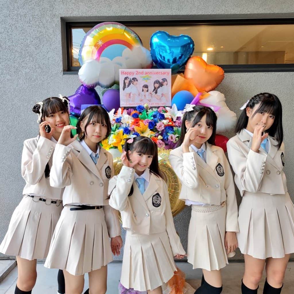 北島澪のインスタグラム：「✨✨✨✨✨✨✨✨✨  2023.8.20 夢アドシトロン2周年ライブ  この日新衣装、初オリジナル曲、新メンバーが発表されたよ🍋  6人で衣装でまだ撮らてないから、来週お楽しみに💚 めちゃくちゃ素敵なフラスタ本当にありがとうございます💐  2枚目に新メンバーレッド担当のさえちゃん❤️  3枚目は、出演していただいた事務所のアイドルの皆様🥹  本当にありがとうございました🙇🏻‍♀️🙇‍♀️🙇🏼‍♀️  ✨✨✨✨✨✨✨✨✨   #夢アドシトロン  #yumeadocitron  #夢アドcitron  #夢アド  #4姉妹  #末っ子  #タンバリンアーティスツ  #北島澪  #2周年  #アイドル  #モデル  #ジュニアモデル  #キッズモデル  #北島澪」