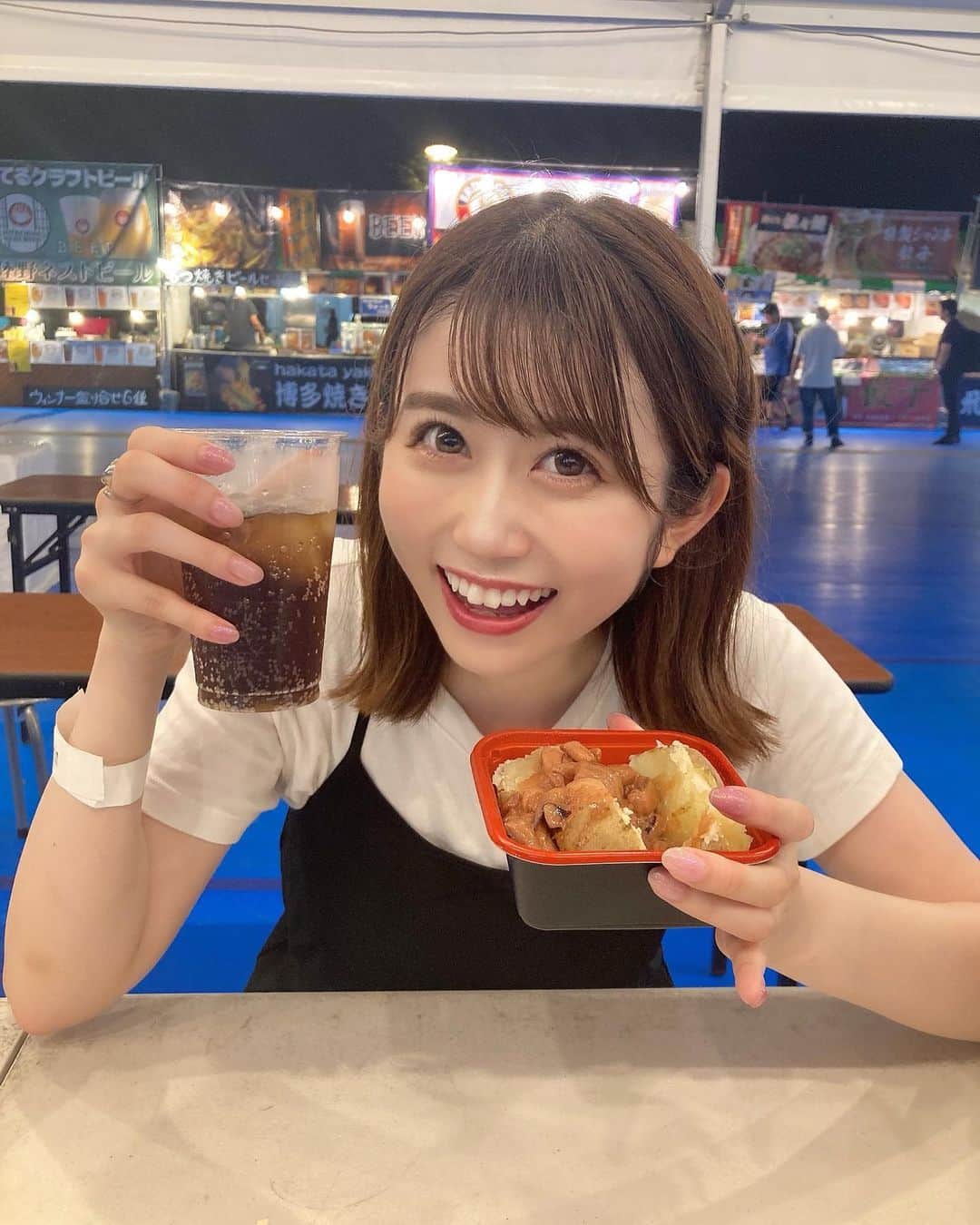 有川結女のインスタグラム：「ビールフェスだけどコーラ😎💓 じゃがバターも食べちゃった🙈 夏感じられて最高なライブでした☺︎  連日ライブ続きだけど、会いに来てくれたり応援してくれたり本当に嬉しいよ💭 本当にいつもありがとう〜！！ これからもたくさん思い出一緒に 作りたいなあ☺️💓 #夏 #夏祭り #フェス #ビールフェス #上野 #上野公園 #夏コーデ #モノトーンコーデ #ボブ #外はね #アイドル #アイドルライブ」