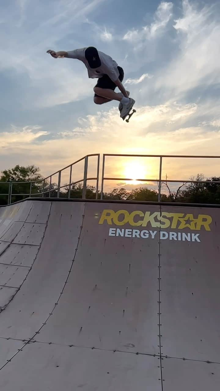 ジェイク・イラーディのインスタグラム：「Air section 🌊 @wacosurf_tx  @rockstarenergy #rockstarenergy  📲 @j__peduzzi」