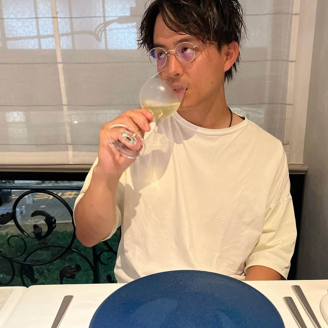 江間丈さんのインスタグラム写真 - (江間丈Instagram)「#ワイン お呼ばれしておしゃれなお店に行ったんで、せっかくだし全然わからないけどワイン頼んでみました。詳しくなりたいです。 #ビール派 です。 #食べるの大好き  #アナウンサー」8月23日 0時03分 - ema_takeru_official