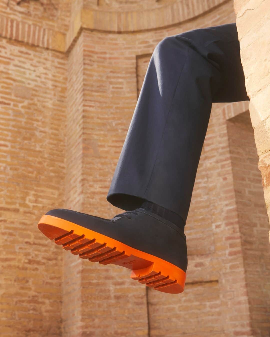サントーニさんのインスタグラム写真 - (サントーニInstagram)「A leg up. Presenting fall’s reimagined desert boot. Featuring an Arancio Santoni-hued tread,  it's where timeless design takes on a modern point of view.  #Santoni」8月23日 0時00分 - santoniofficial