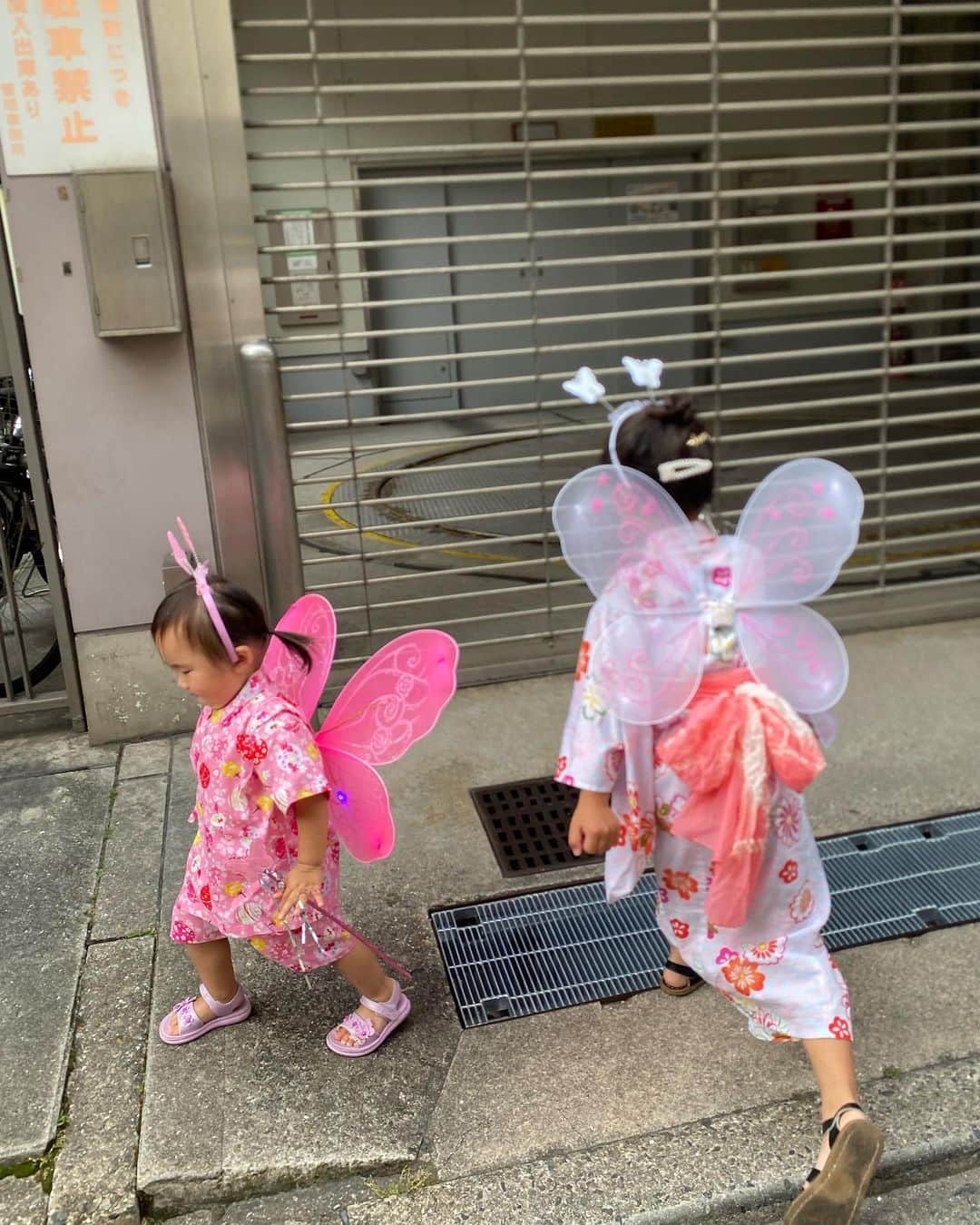 yuiさんのインスタグラム写真 - (yuiInstagram)「. 初めて姫路のお祭りへ。 こんな可愛い🦋の二人組、人生で初めてみたよ❤️憧れのお姉ちゃんとお揃いで普段イヤがるカチューシャも喜んでしてました🦋 一番最後の写真が4人らしい写真で笑える🤣❤️これからも末っ子を宜しくお願いします🙏🙏🙏😍 . #ゆいのママライフ」8月23日 0時00分 - yuiram