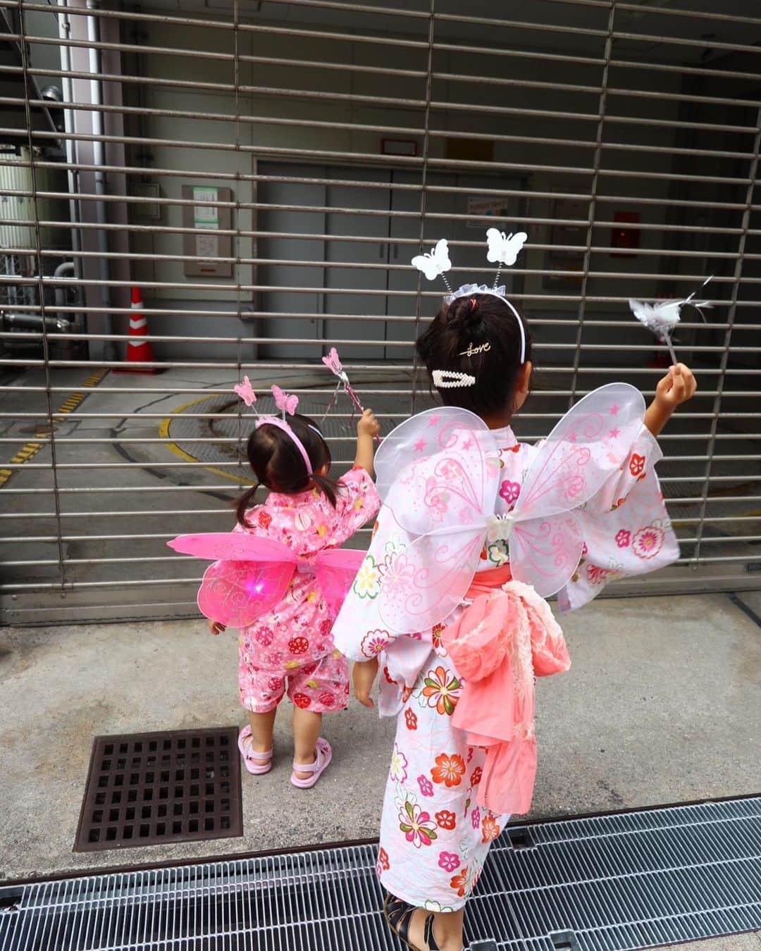 yuiさんのインスタグラム写真 - (yuiInstagram)「. 初めて姫路のお祭りへ。 こんな可愛い🦋の二人組、人生で初めてみたよ❤️憧れのお姉ちゃんとお揃いで普段イヤがるカチューシャも喜んでしてました🦋 一番最後の写真が4人らしい写真で笑える🤣❤️これからも末っ子を宜しくお願いします🙏🙏🙏😍 . #ゆいのママライフ」8月23日 0時00分 - yuiram