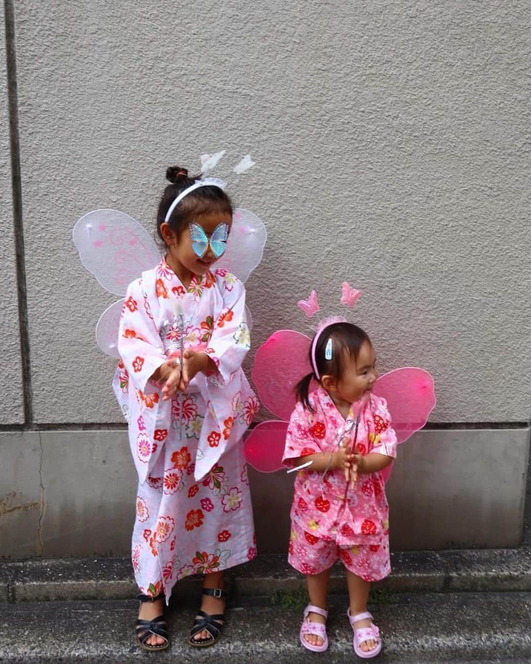 yuiのインスタグラム：「. 初めて姫路のお祭りへ。 こんな可愛い🦋の二人組、人生で初めてみたよ❤️憧れのお姉ちゃんとお揃いで普段イヤがるカチューシャも喜んでしてました🦋 一番最後の写真が4人らしい写真で笑える🤣❤️これからも末っ子を宜しくお願いします🙏🙏🙏😍 . #ゆいのママライフ」