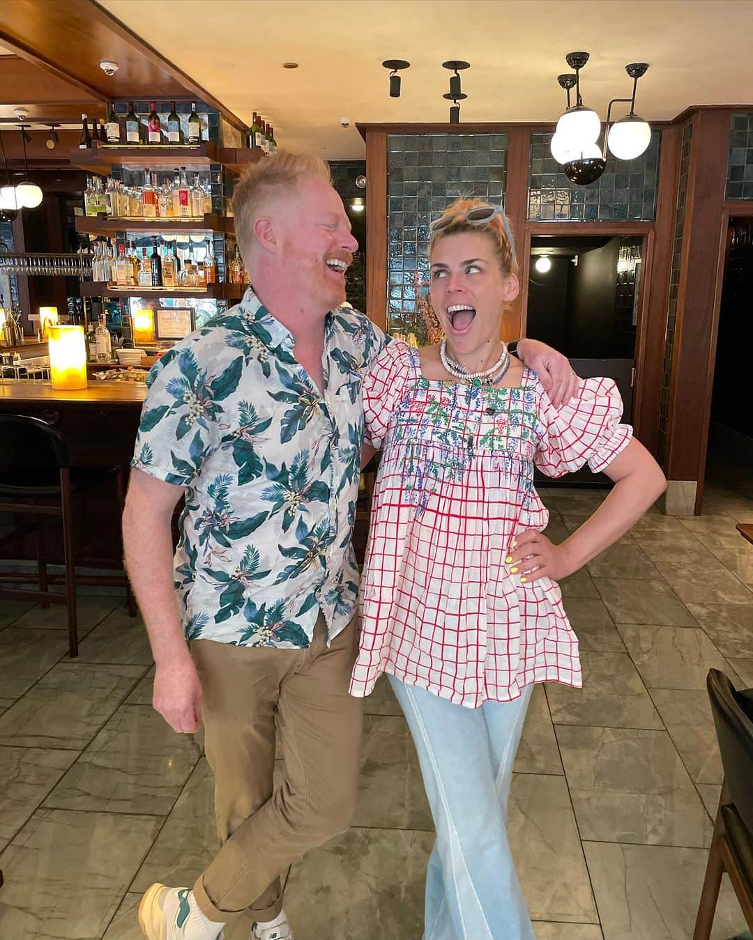 ビジー・フィリップスのインスタグラム：「Knock, knock—it’s @busyphilipps, everyone! 👋❤️🎧🍽️ This week on my pod, Dinner’s on Me, Busy and I have a great chat over chilaquiles and tacos at @comodonyc within The Freehand Hotel in New York. She discusses her separation from Marc, her activism around reproductive justice and sexual assault, and her child Birdie’s recent obsession with Modern Family. Get on over to listen now, y’all—you’re gonna love this one! Link is in the bio. (This episode was recorded on May 13, 2023.)」