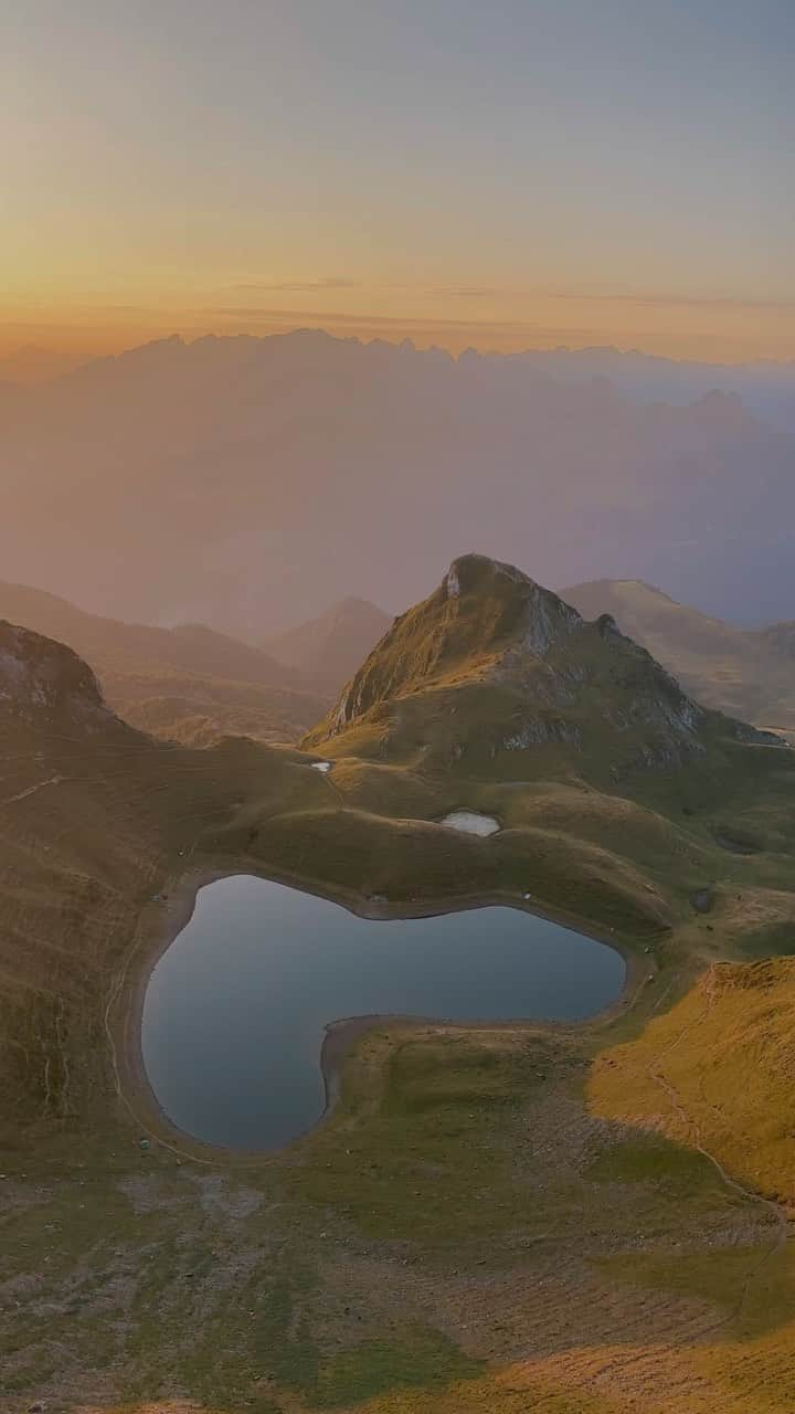 Alex Strohlのインスタグラム：「Good morning from the Pyrenees」