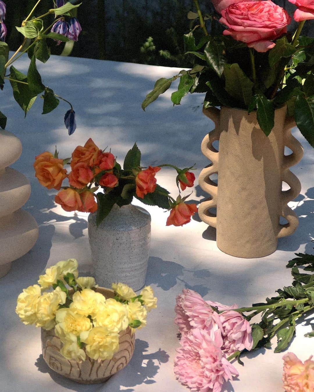 ジュリー・サリニャーナのインスタグラム：「What’s in my #cameraroll ? 1. Making cute floral arrangements in my backyard  2. Selfie with this cute floral wallpaper  3. Loves a good oversized bag 4. My kind of morning: pain au chocolat x iced latte 5. Early mornings at the flower mart  6. Cutest vintage inspired cake by @bitesbym.e  7. Summer beach picnics 🍓.  8. Yummy carbs x @juliavaughn pinky ring  9.  New pink kicks; so excited to wear 💕 10. Hoodie ftw for those off duty days  #photodump #lately」
