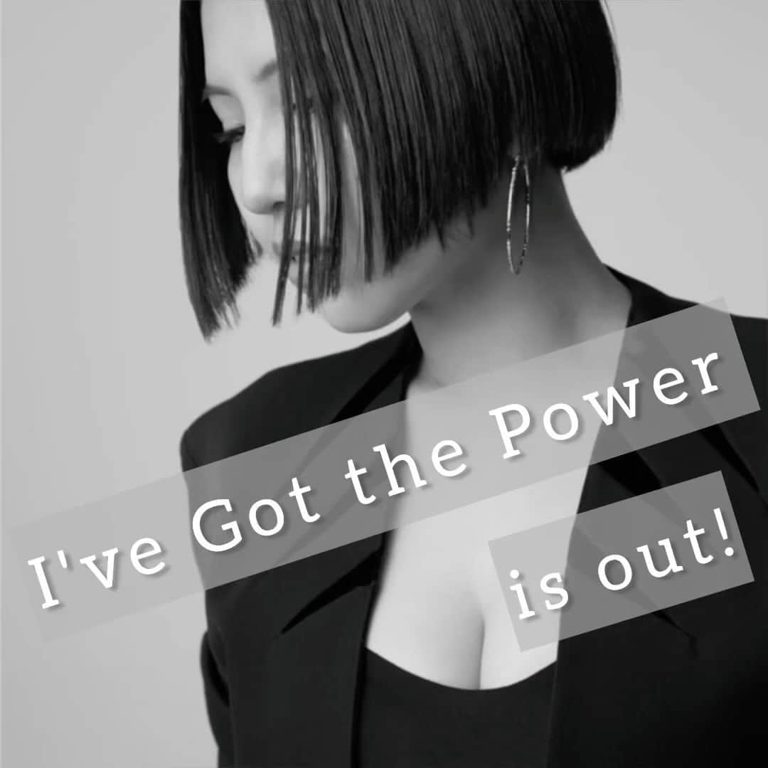 阿部真央のインスタグラム：「【🎉NEW RELEASE】 新曲「I’ve Got the Power」リリースしましたー！✨ 事務所独立後＆プライベートレーベル設立後最初の曲。 とても大切な曲ができました。  今までの重荷は捨てて でも皆の思いと愛は連れて 歩き出すよって曲です。 是非聴いてください！！  #阿部真央 #あべま #IGP_abemao」