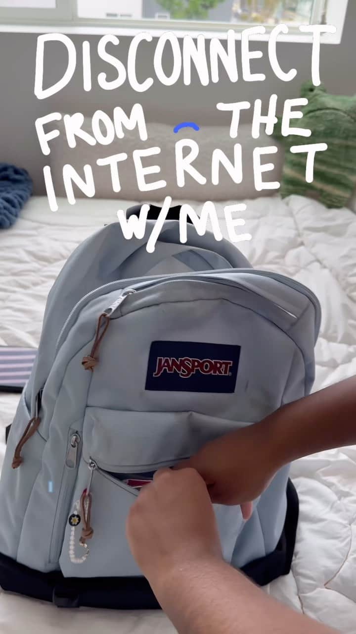 ジャンスポーツのインスタグラム：「Disconnecting with @krystalogytv. Gotta pack the JanSport so she can still do the things she loves *cough* her gaming system *cough* 😉 #AlwaysWithYou」