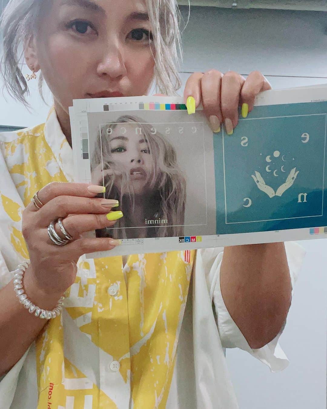 MINMIのインスタグラム：「こんばんは🌙new album essenceの先行販売スタートしました♡今回ファンの方の声にお応えしてデジタル配信だけでなくCDもお作りしました💿大量生産と大量廃棄に繋がらないように必要な方に必要な分だけお作りしてお届けしたいと思ってます♡そこで 先行で8月24日までにお買い求めの方にはポストカードと抽選でサインをプレゼントしています♡ freedom shop はプロフィールのリングから飛べます✈️」