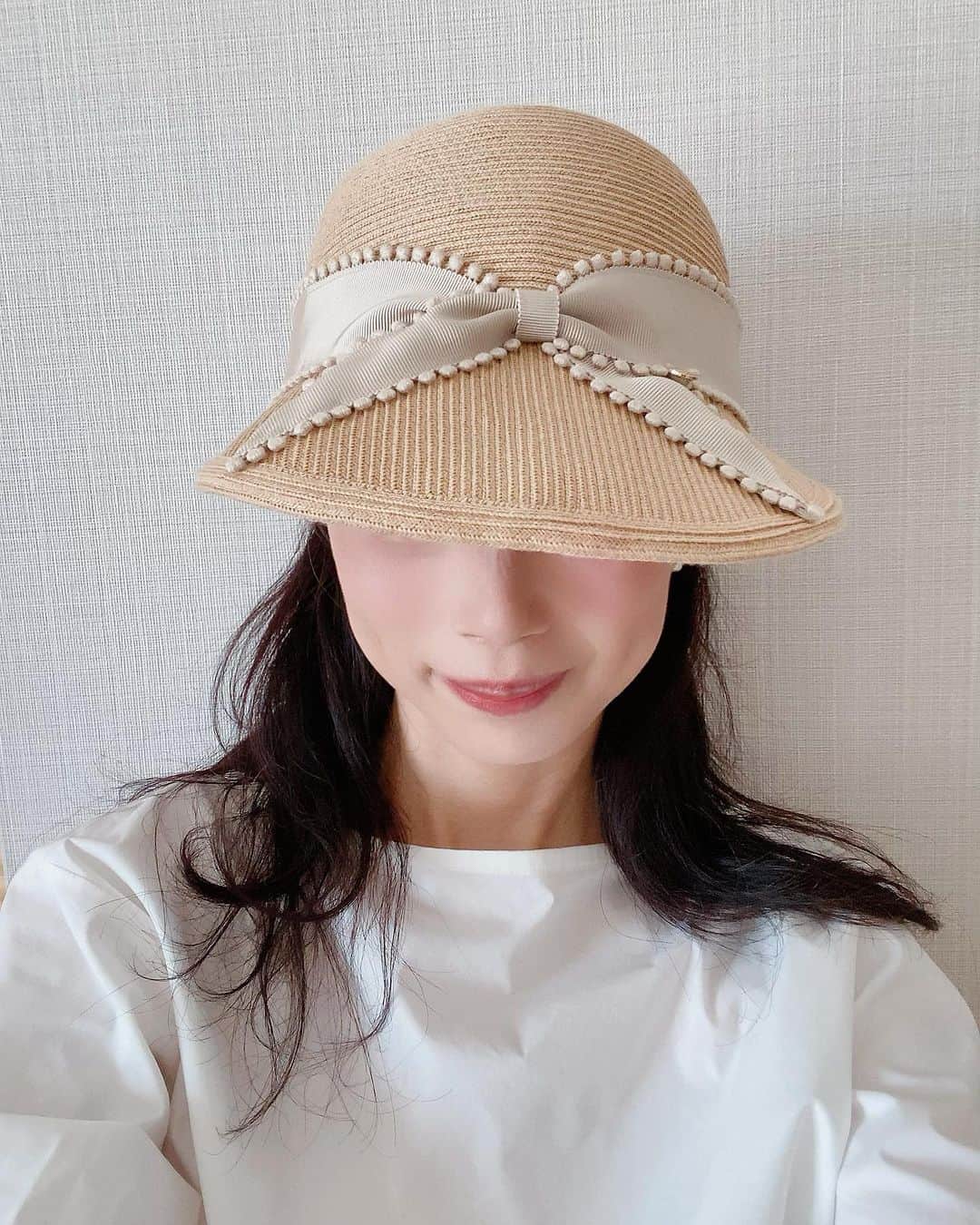 のインスタグラム：「今年追加購入した大好きなAthena New Yorkの帽子  まだ一度も被ってお出掛けしてない💦  #athenanewyork  #キャップ型 #初めて買ってみた形 #まだ使ってないけど #帽子 #麦わら帽子 #小柳津真由美」